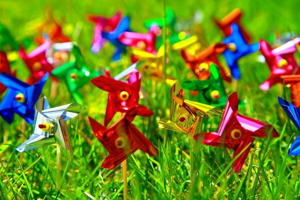 Multicolored turntables in the grass