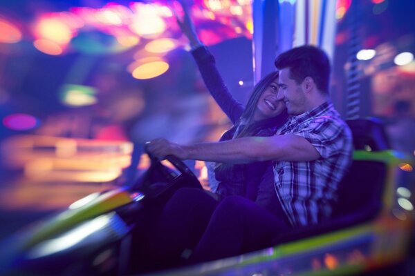 Feliz pareja en la noche de atracciones