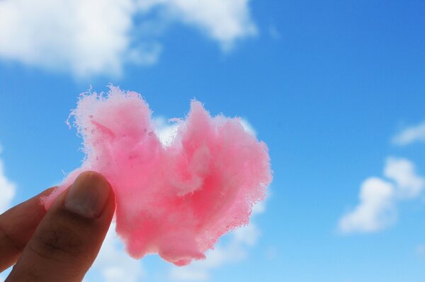 Corazón rosa en el fondo de las nubes de luz