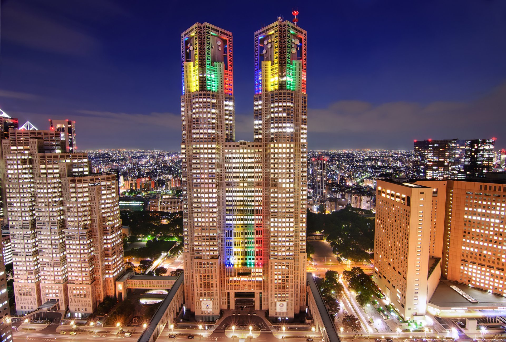 japón tokio capital capital metrópolis luces iluminación iluminación casas edificios rascacielos noche azul cielo nubes