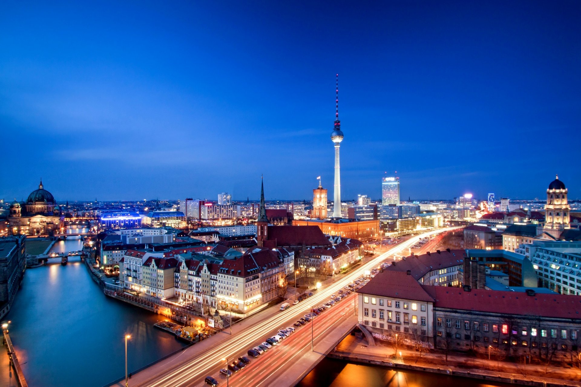 alexanderplatz berlin capitale allemagne ville panorama nuit soirée maisons bâtiments architecture tour de télévision route machines rivière spree