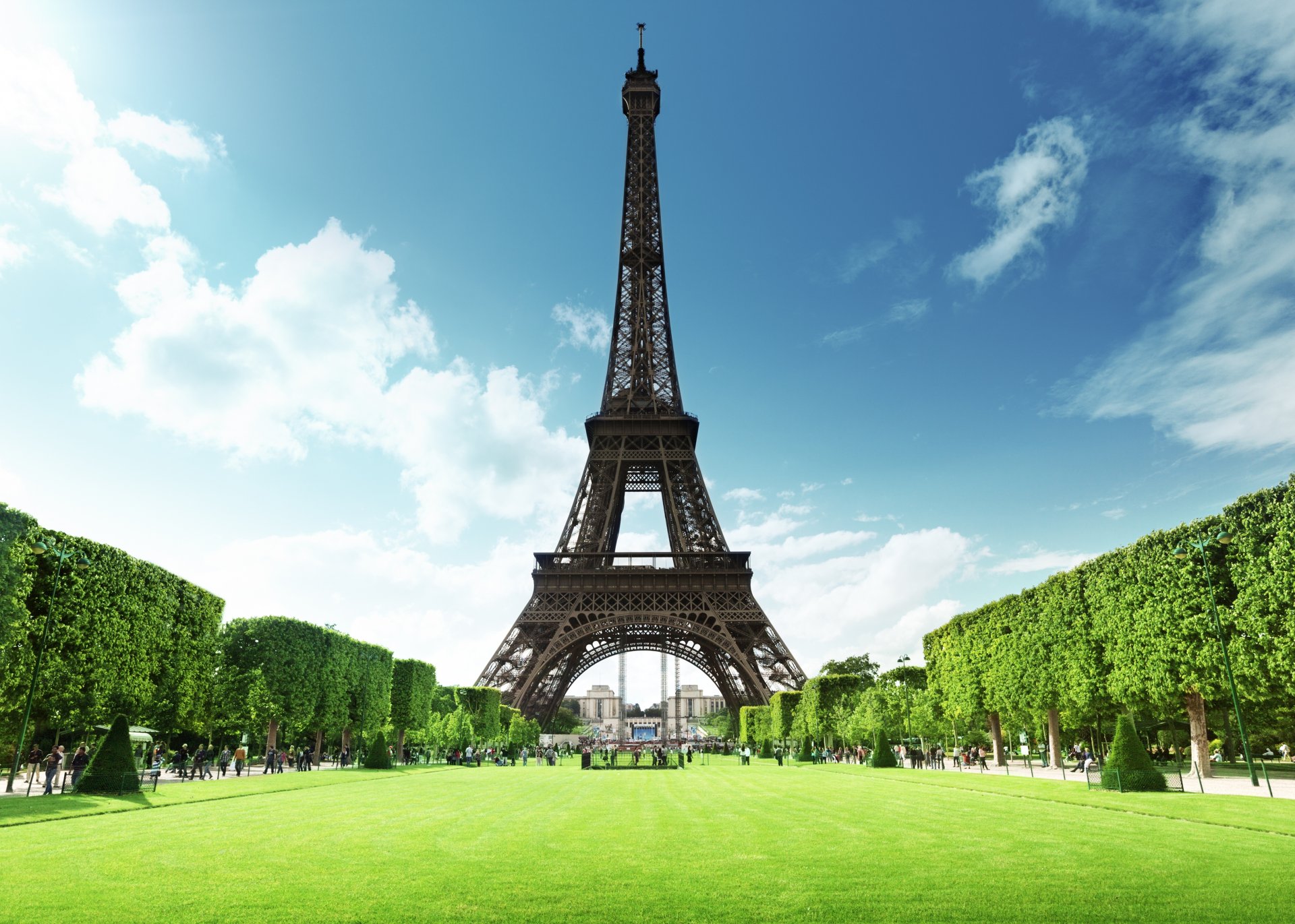 eiffelturm la tour eiffel paris frankreich gras rasen sommer