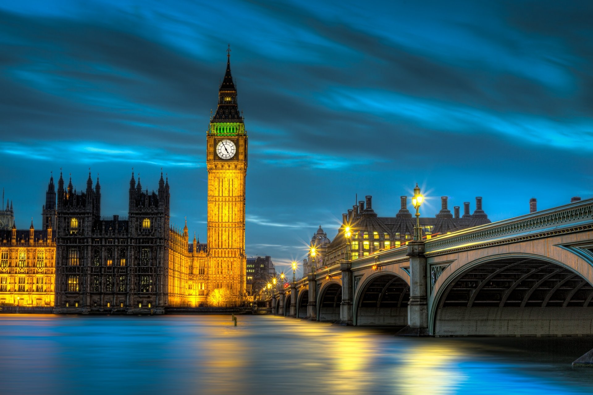 big ben pałac westminsterski londyn anglia wielka brytania big ben oświetlenie światło latarnie most woda rzeka tamiza thames wieczór noc miasto