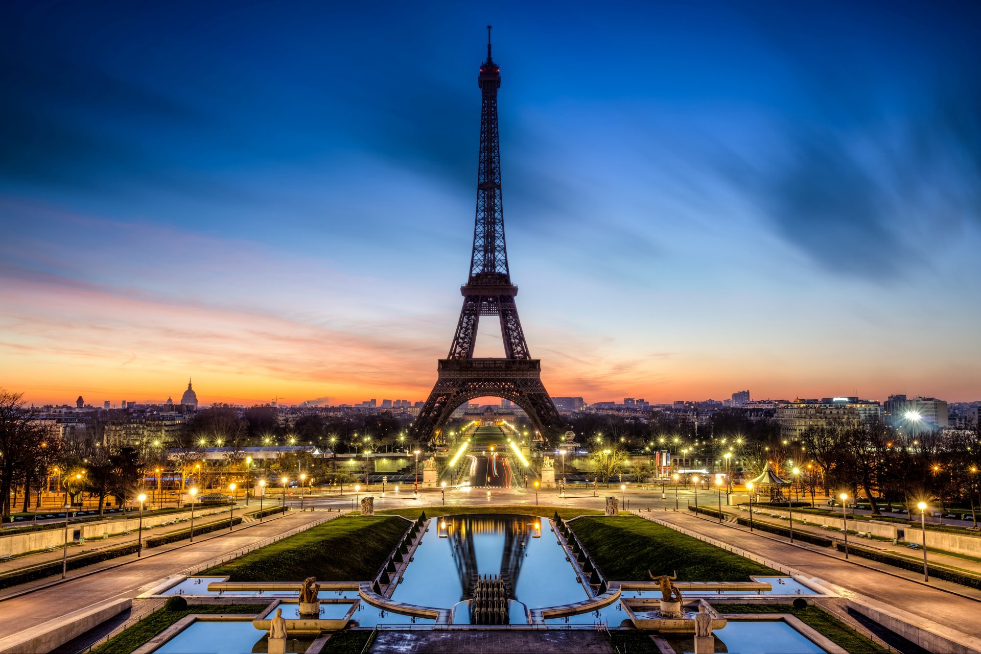 paris frankreich la tour eiffel eiffelturm abend stadt brunnen beleuchtung laternen sonnenuntergang straße lichter belichtung