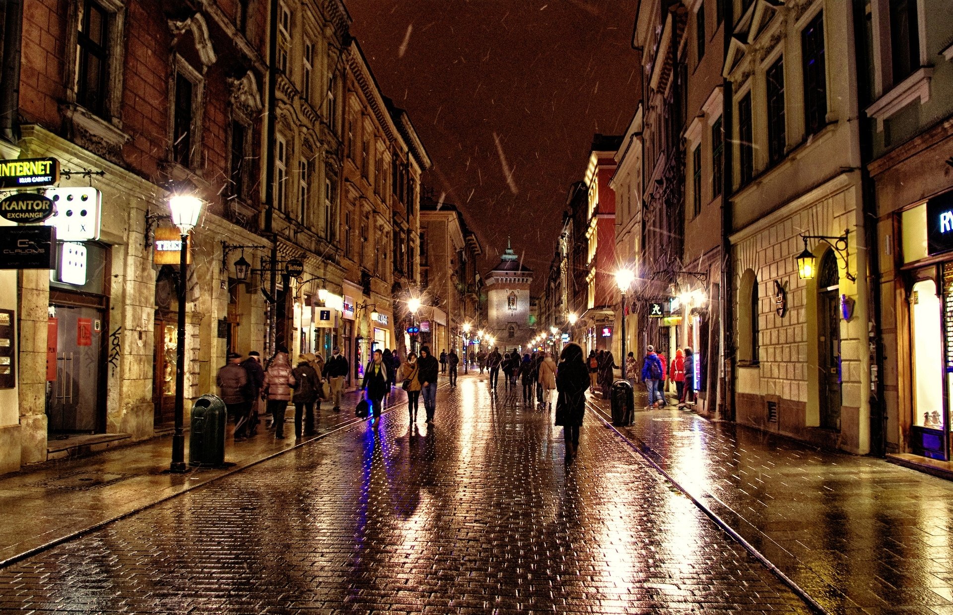 polska krakau polen straße stadt abend regen menschen häuser geschäfte beleuchtung