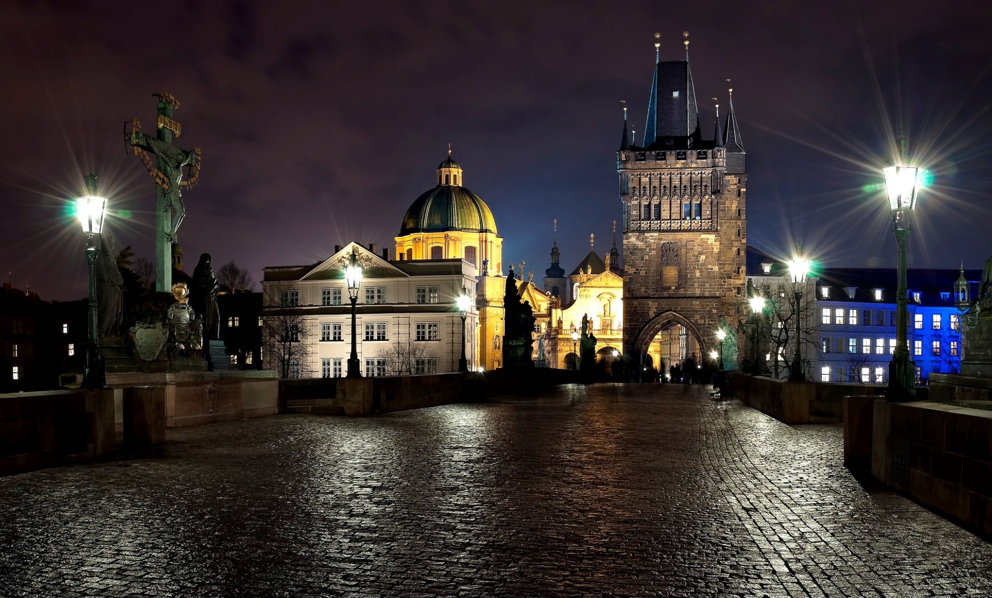 prag tschechisch tschechische republik stadt karlsbrücke stein skulpturen laternen licht menschen abend nacht