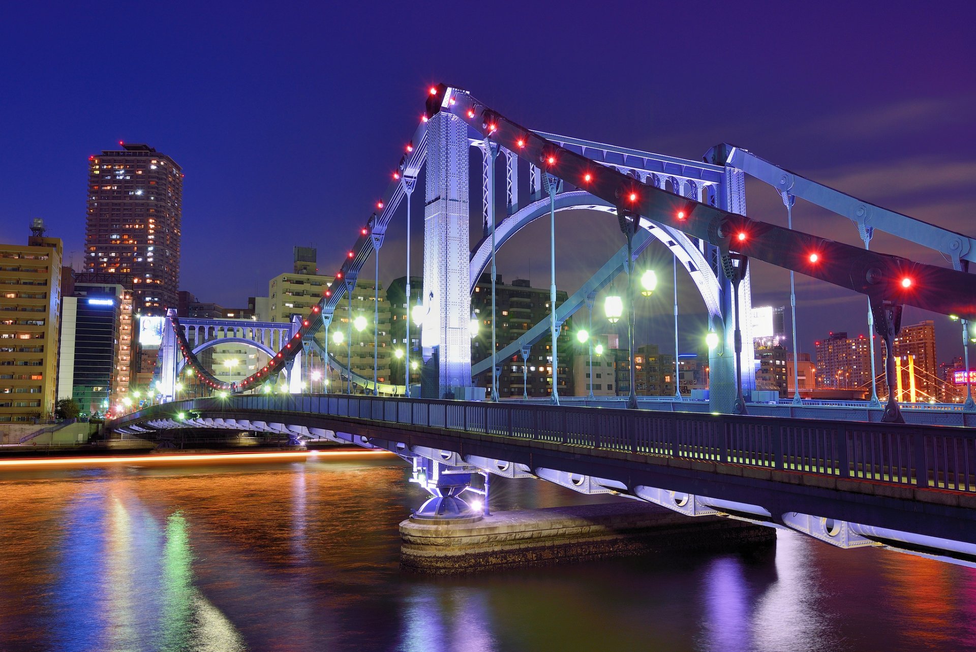 japón tokio capital capital metrópolis puente luces iluminación río casas edificios rascacielos noche azul cielo