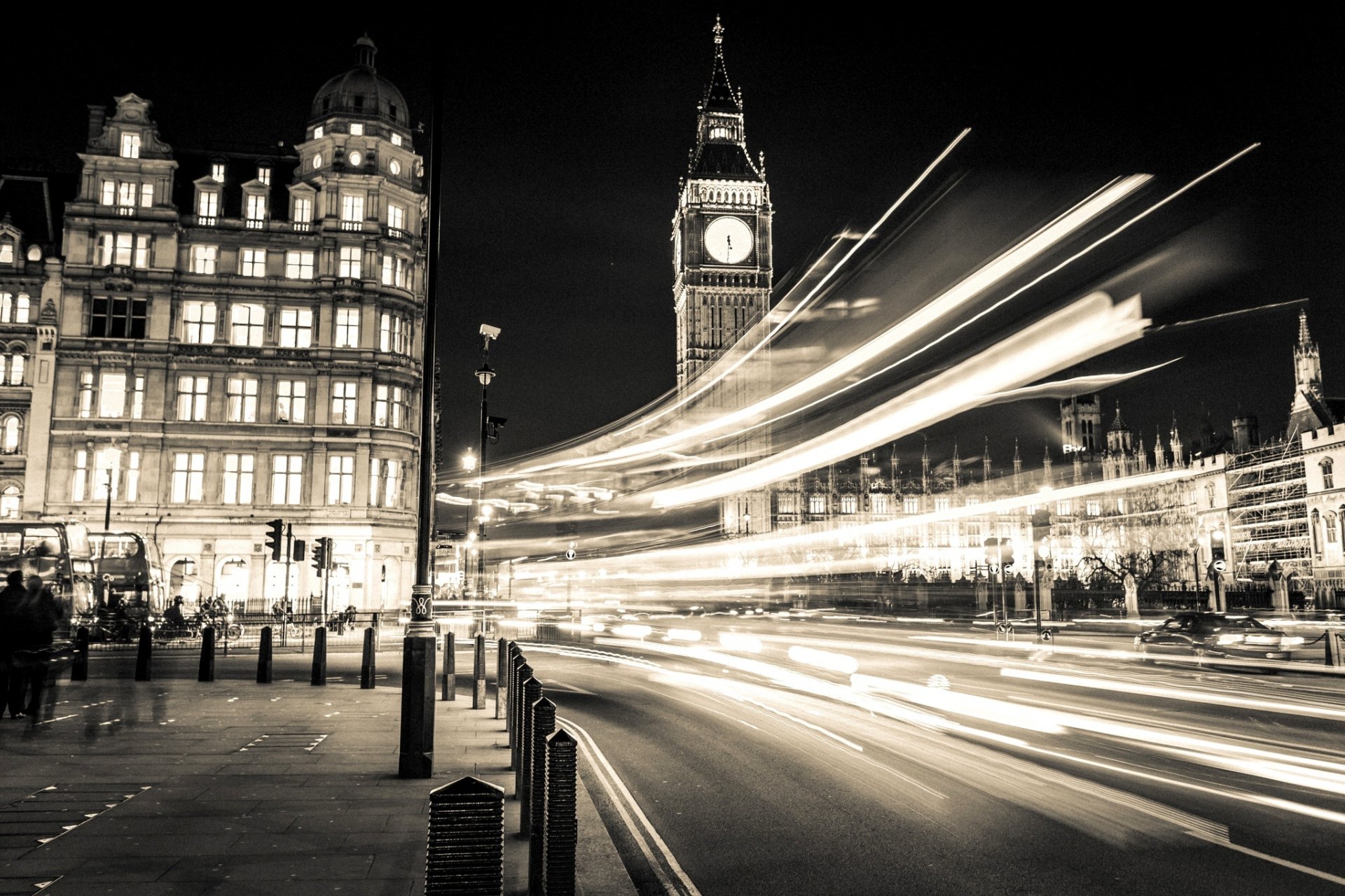 big ben londres angleterre royaume-uni big ben bâtiments architecture ville nuit rue route exposition éclairage lumière personnes machines noir et blanc