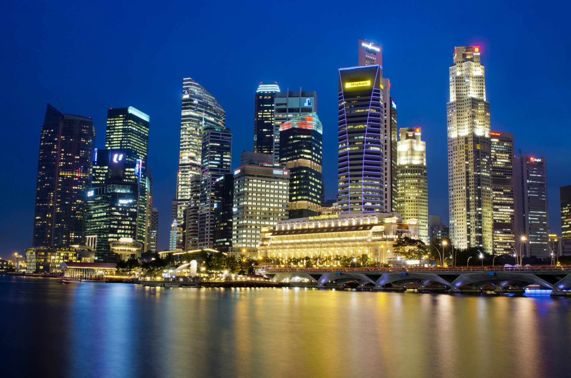 singapur ciudad-estado metrópolis rascacielos noche luces iluminación azul cielo bahía reflexión