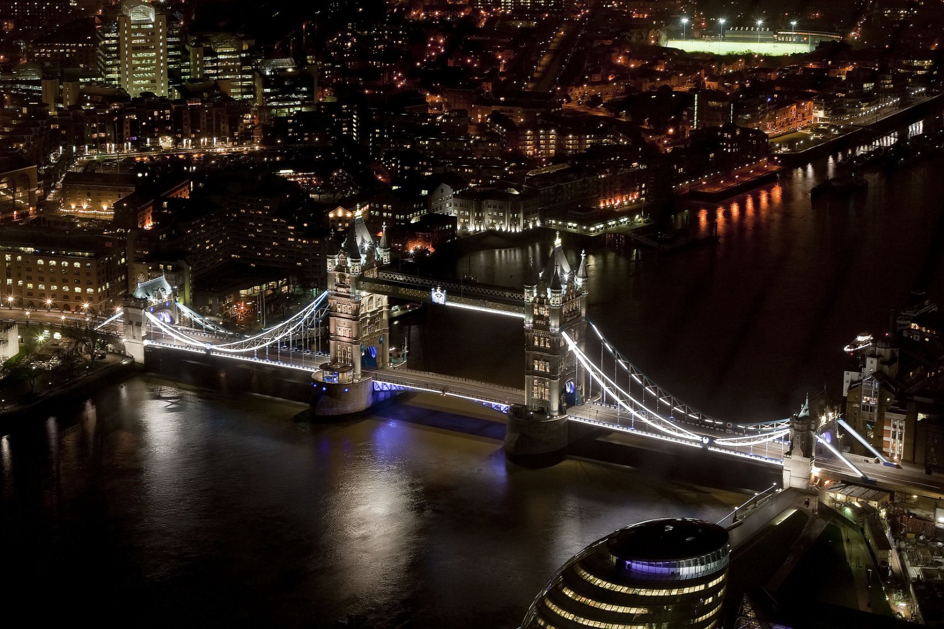 tower bridge londres angleterre royaume-uni rivière thames tamise hôtel de ville nuit ville maisons gratte-ciel éclairage