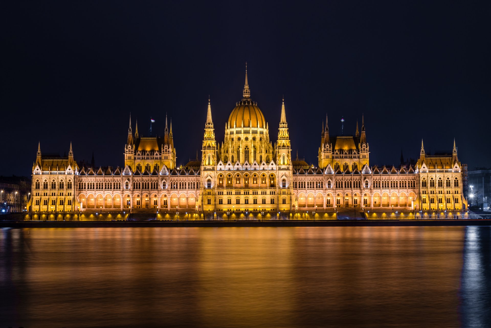 budapest hongrie magyarország országház orsagaz parlement bâtiment ville nuit lumières rivière danube eau lumière éclairage