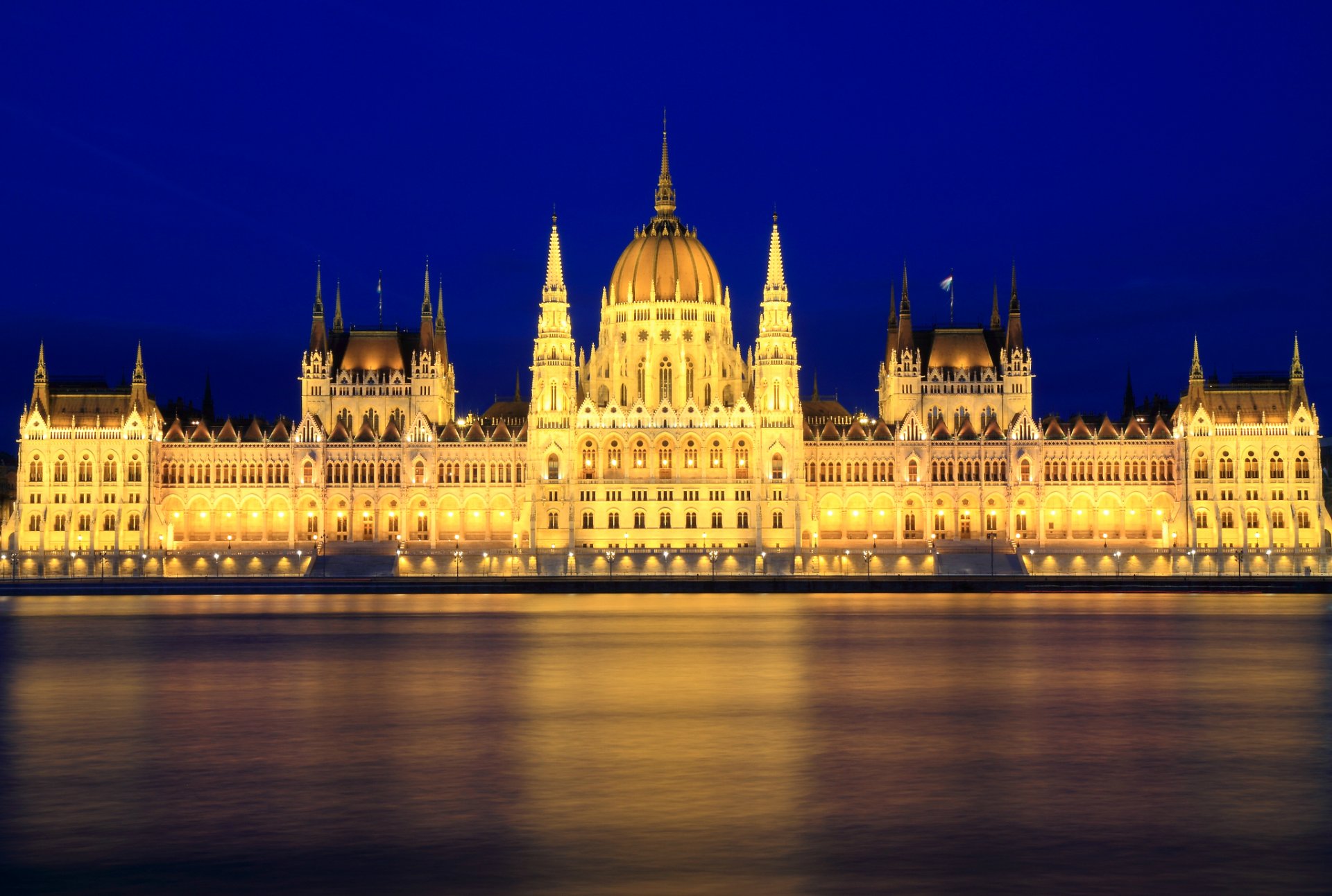 hongrie budapest capitale nuit parlement bâtiment architecture lumières éclairage rétro-éclairage rivière danube bleu ciel