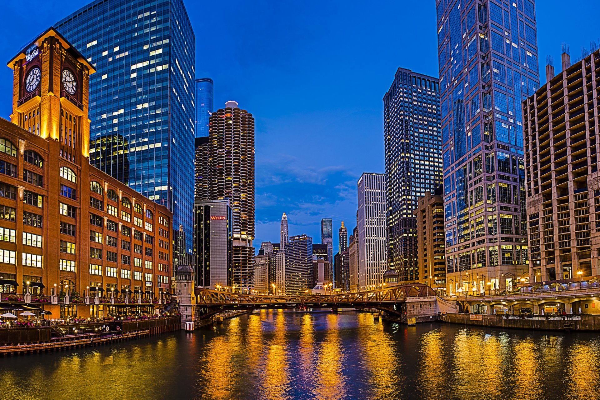 new eastside la salle street bridge chicago illinois estados unidos ciudad noche río puente rascacielos edificios reloj casas iluminación