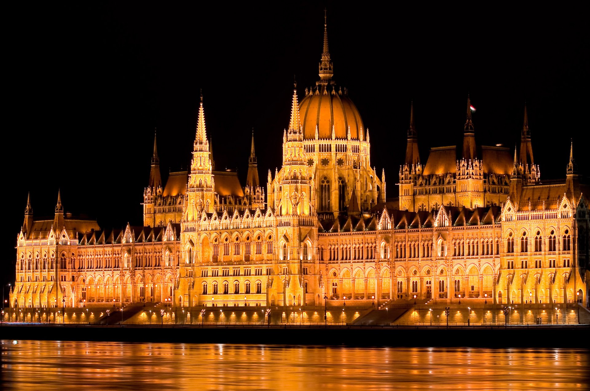 hungría budapest capital parlamento noche luces luz iluminación agua río danubio