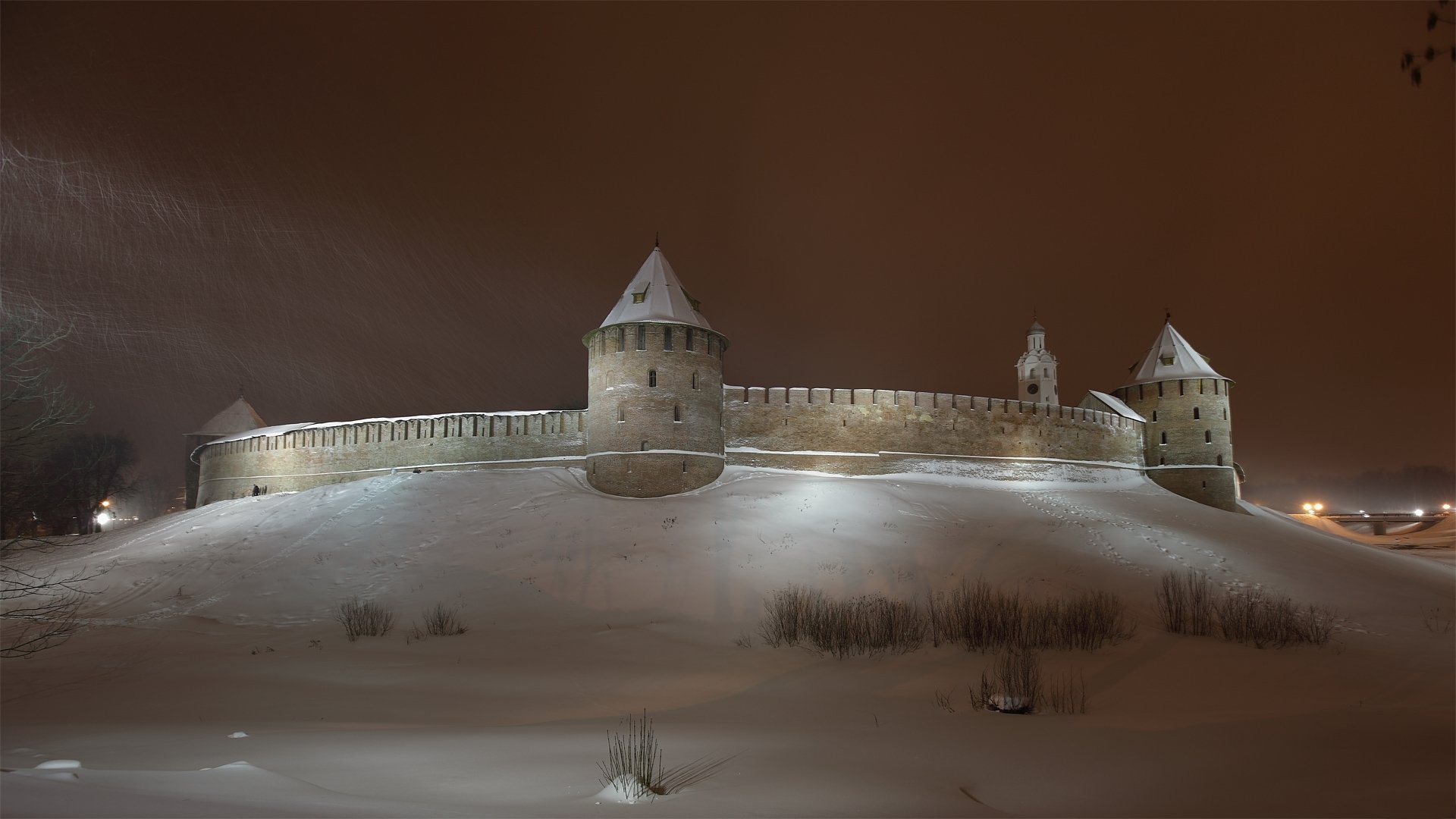 novgorod novgorod kreml nördlicher teil stadt türme kreml turm wand winter himmel schnee nacht