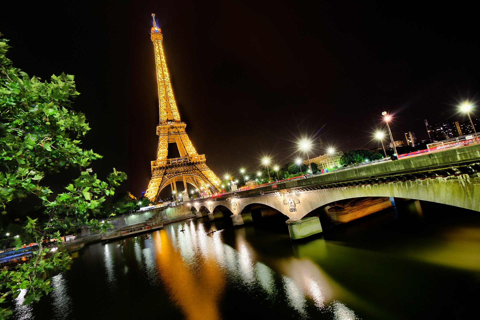 la tour eiffel eiffelturm paris frankreich stadt brücke nacht seine fluss licht