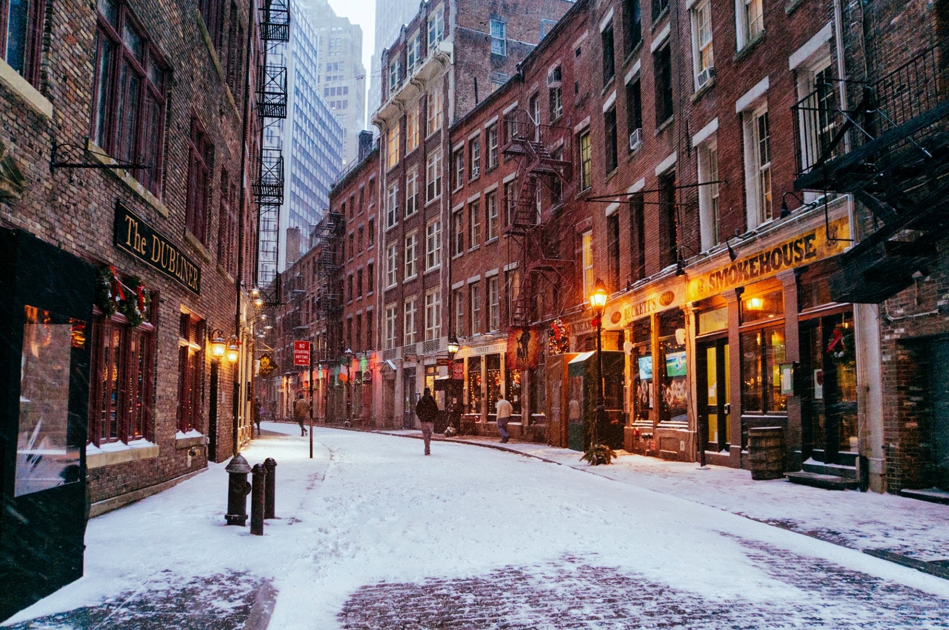 new york manhattan finanzviertel usa stadt straße straße geschäfte gebäude häuser fenster menschen passanten winter schnee