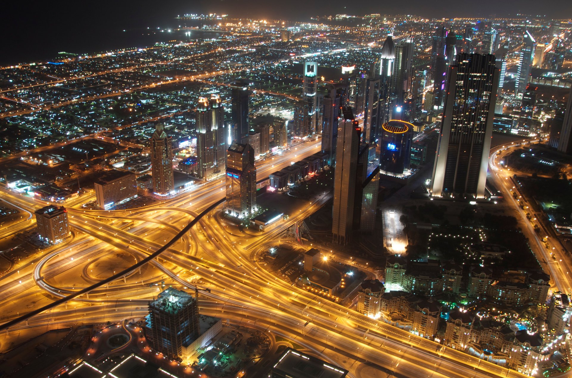 vereinigte arabische emirate vereinigte arabische emirate dubai stadt metropole wolkenkratzer häuser gebäude nacht beleuchtung lichter straße verkehr belichtung