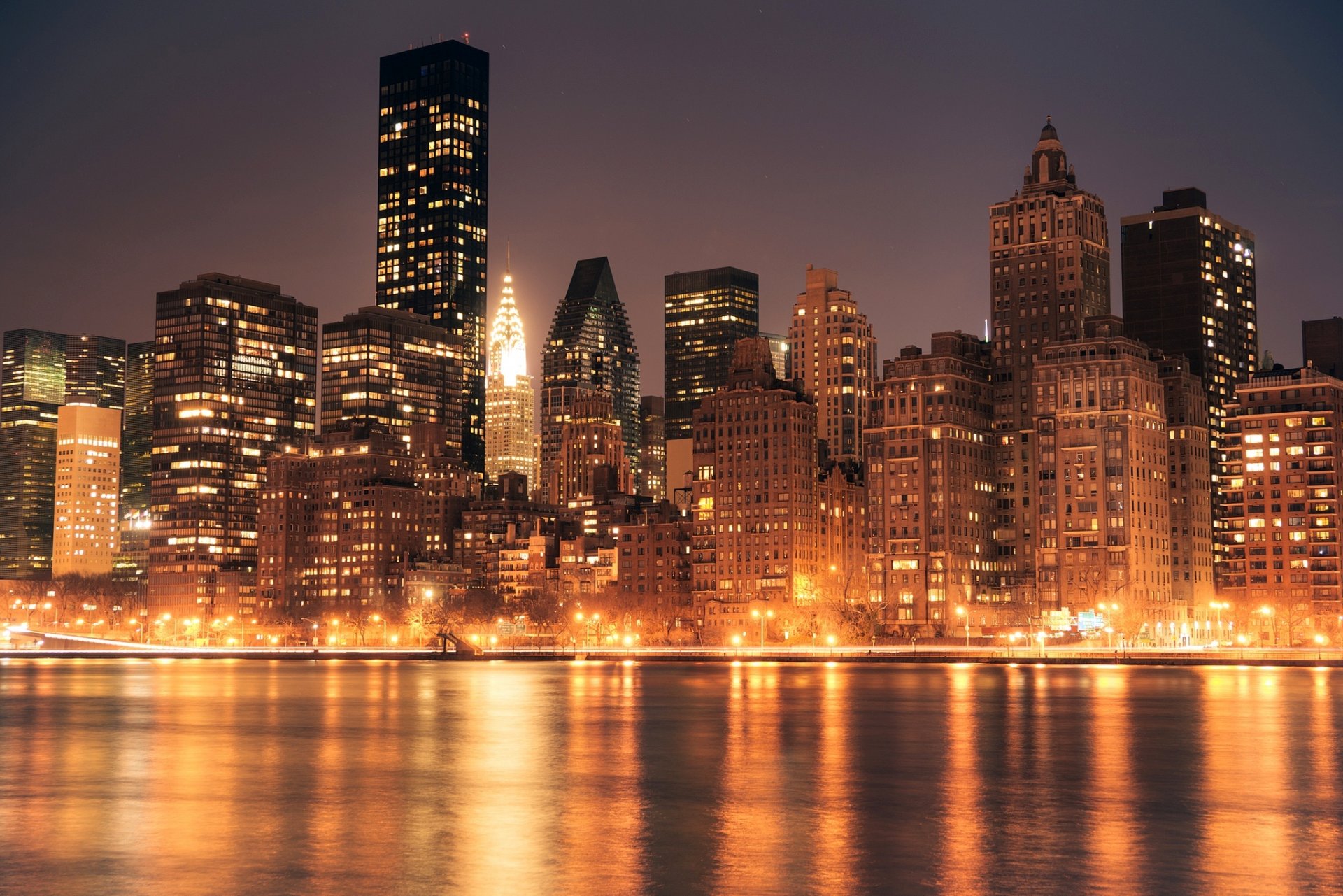 manhattan edificio chrysler nueva york estados unidos ciudad noche luces rascacielos edificios rascacielos agua luz reflejos reflexión