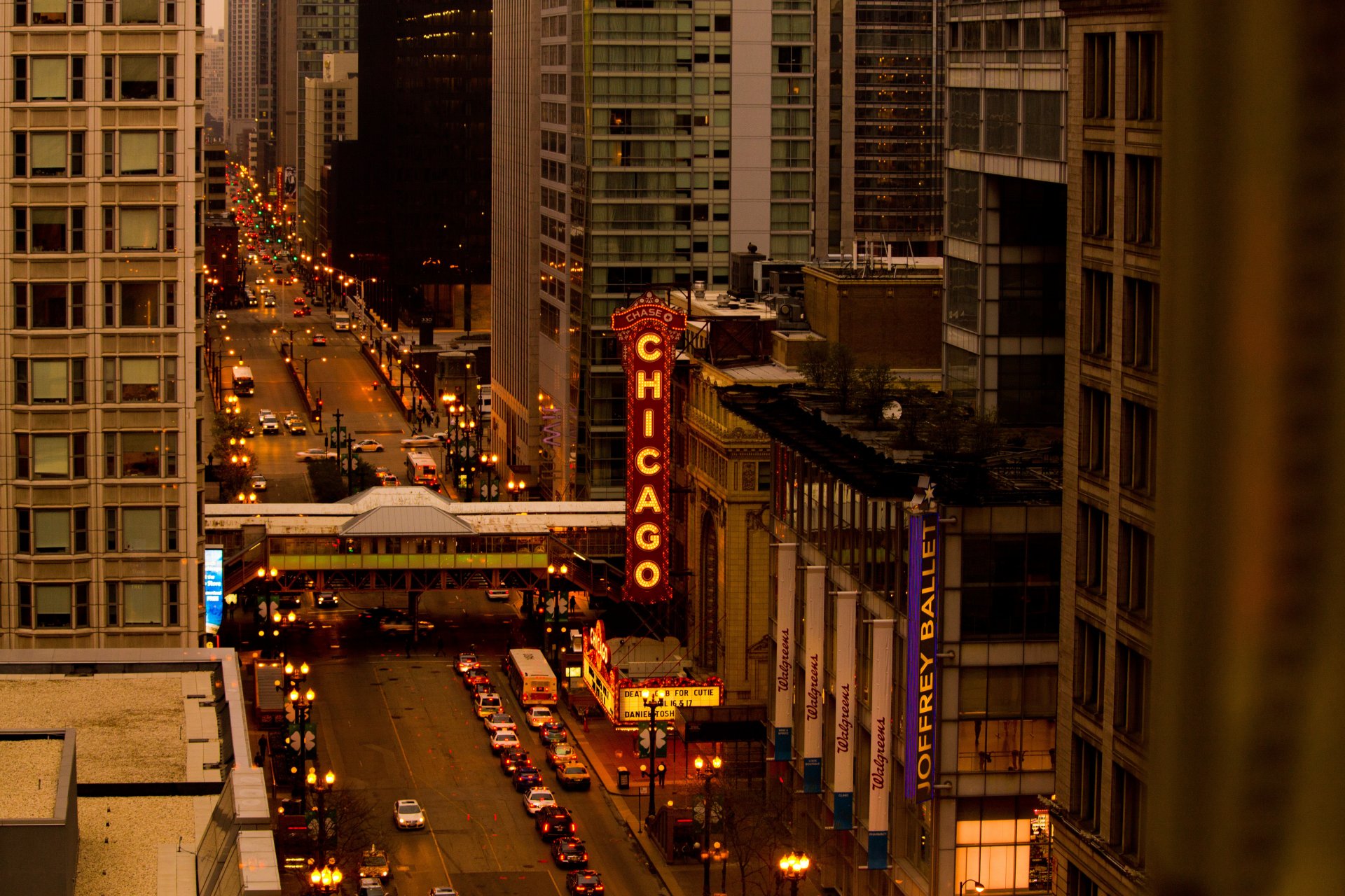 chicago illinois town street skyscraper buildings night light