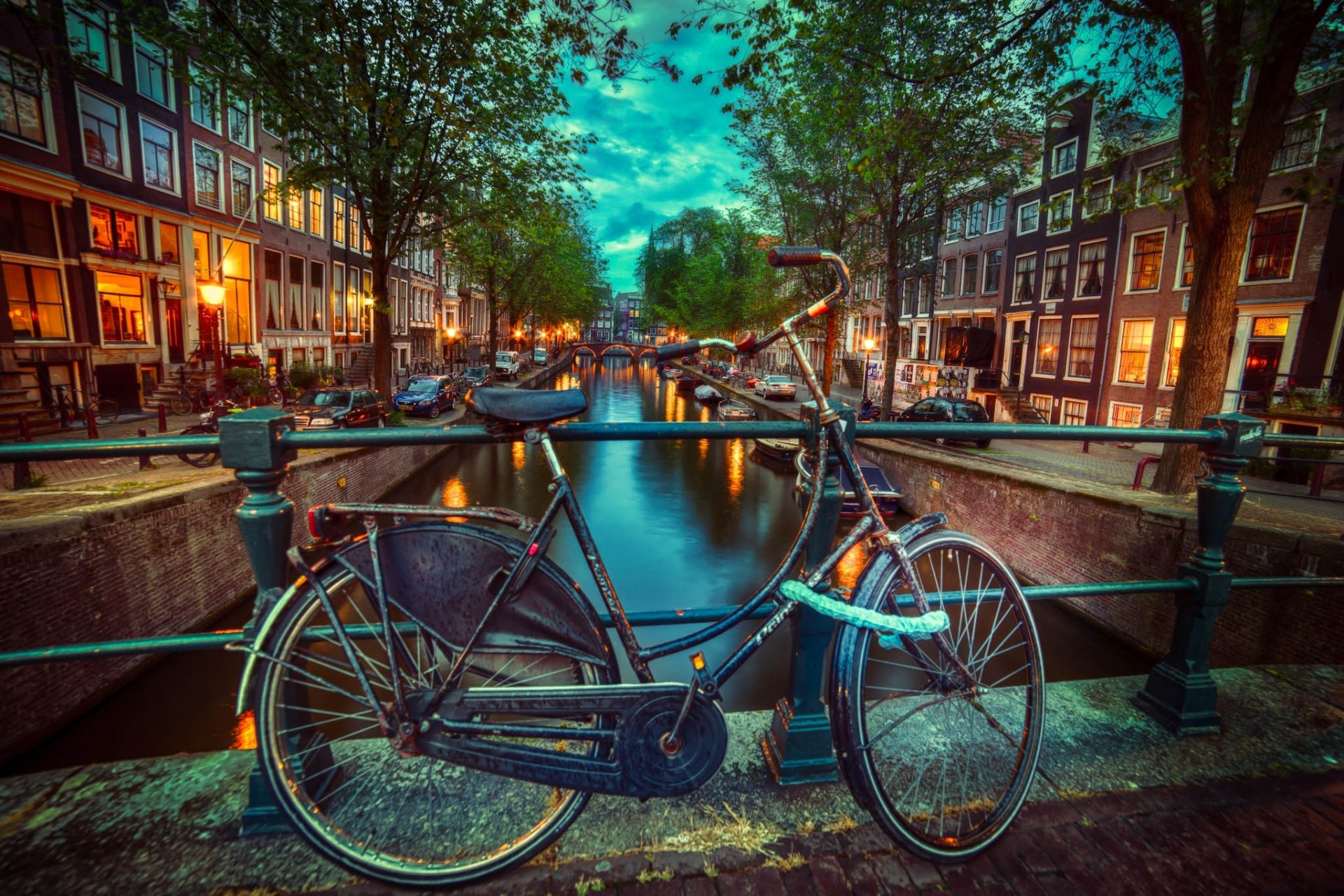 amsterdam ciudad países bajos bicicleta noche puente canal río barcos luces linternas casas edificios luz