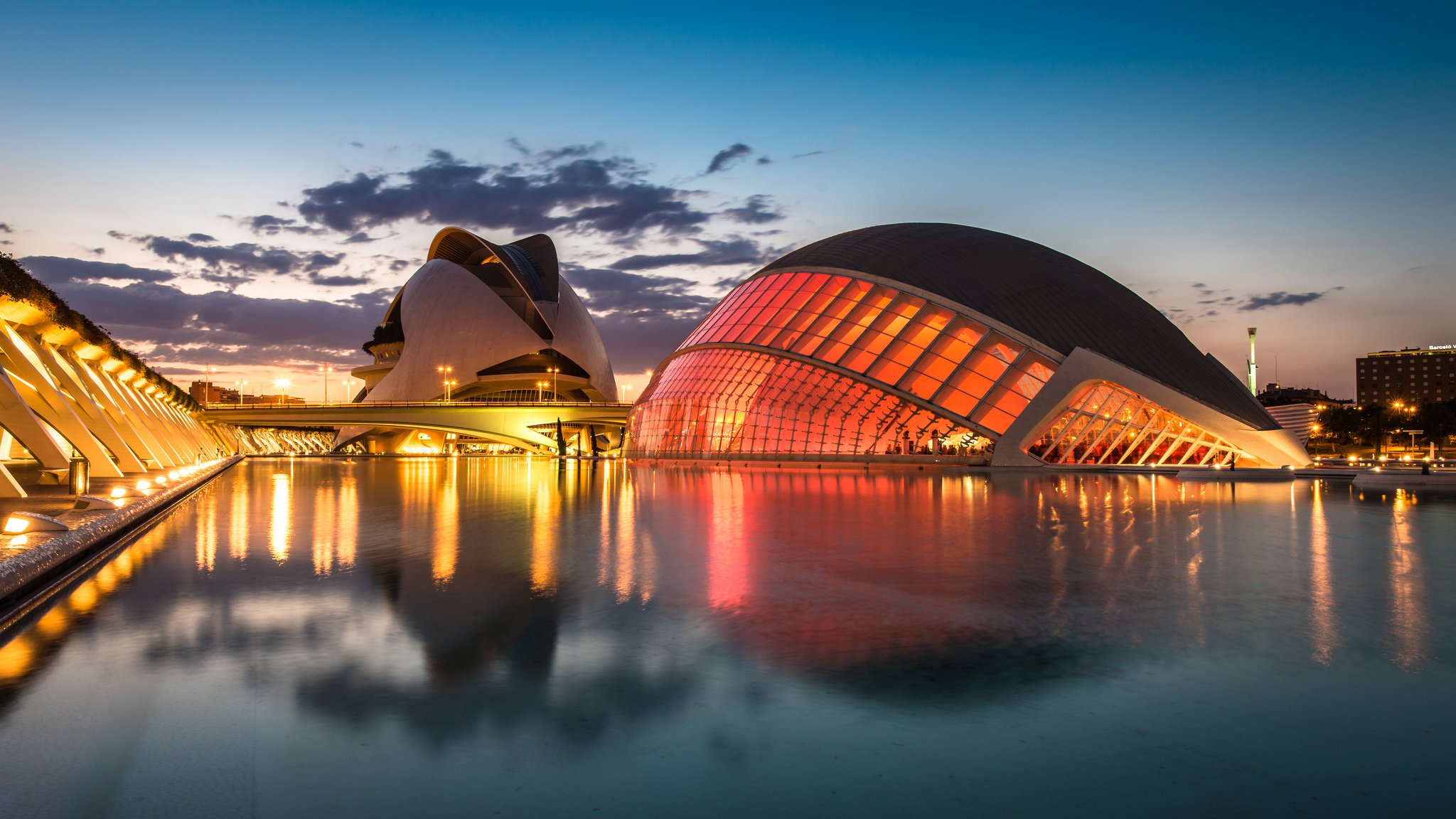 espagne valence cité des arts et des sciences complexe architectural lumières éclairage lanternes pont rivière soirée coucher de soleil ciel nuages réflexion