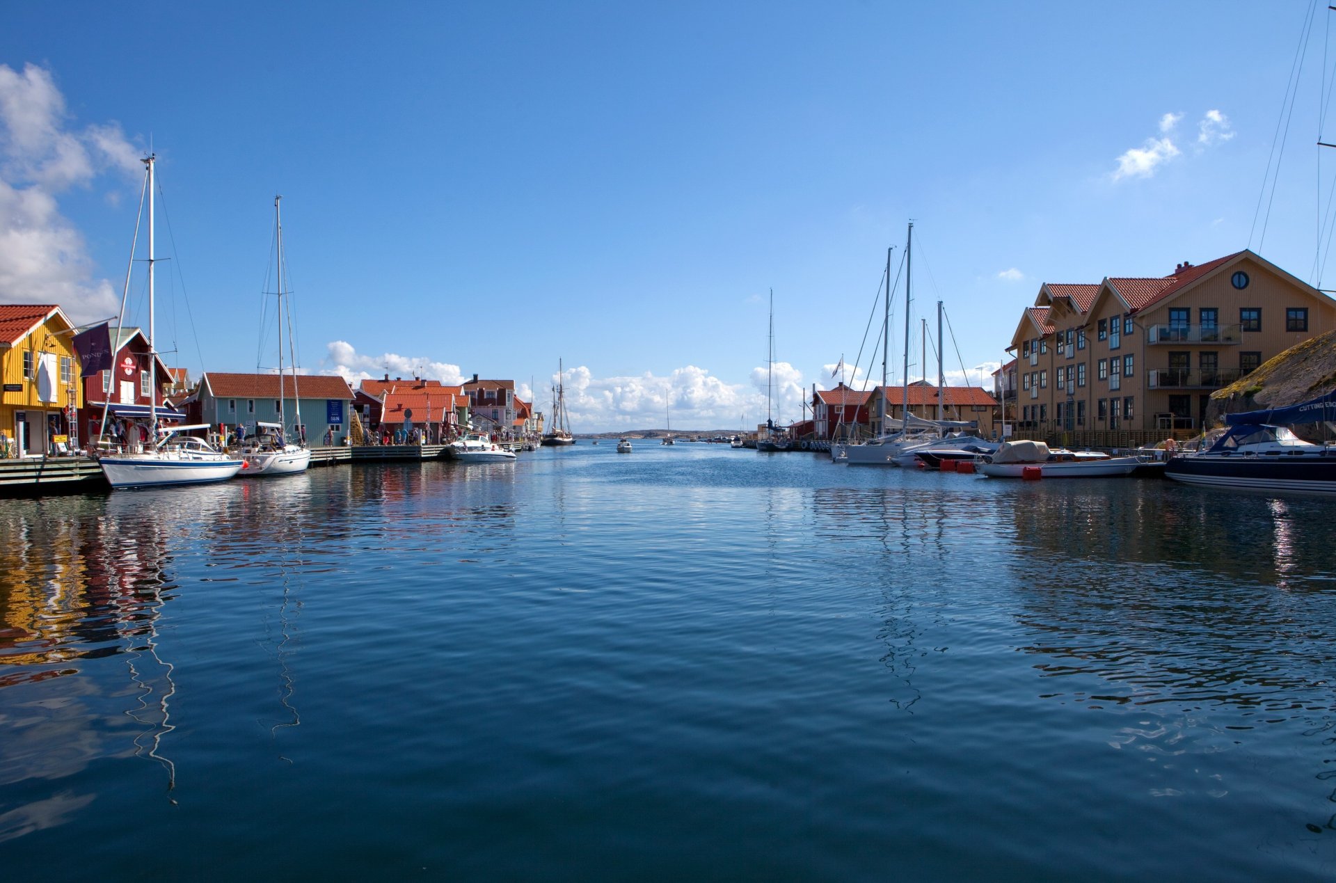 stadt land natur landschaft wasser fluss himmel wolken häuser boote schweden sotena