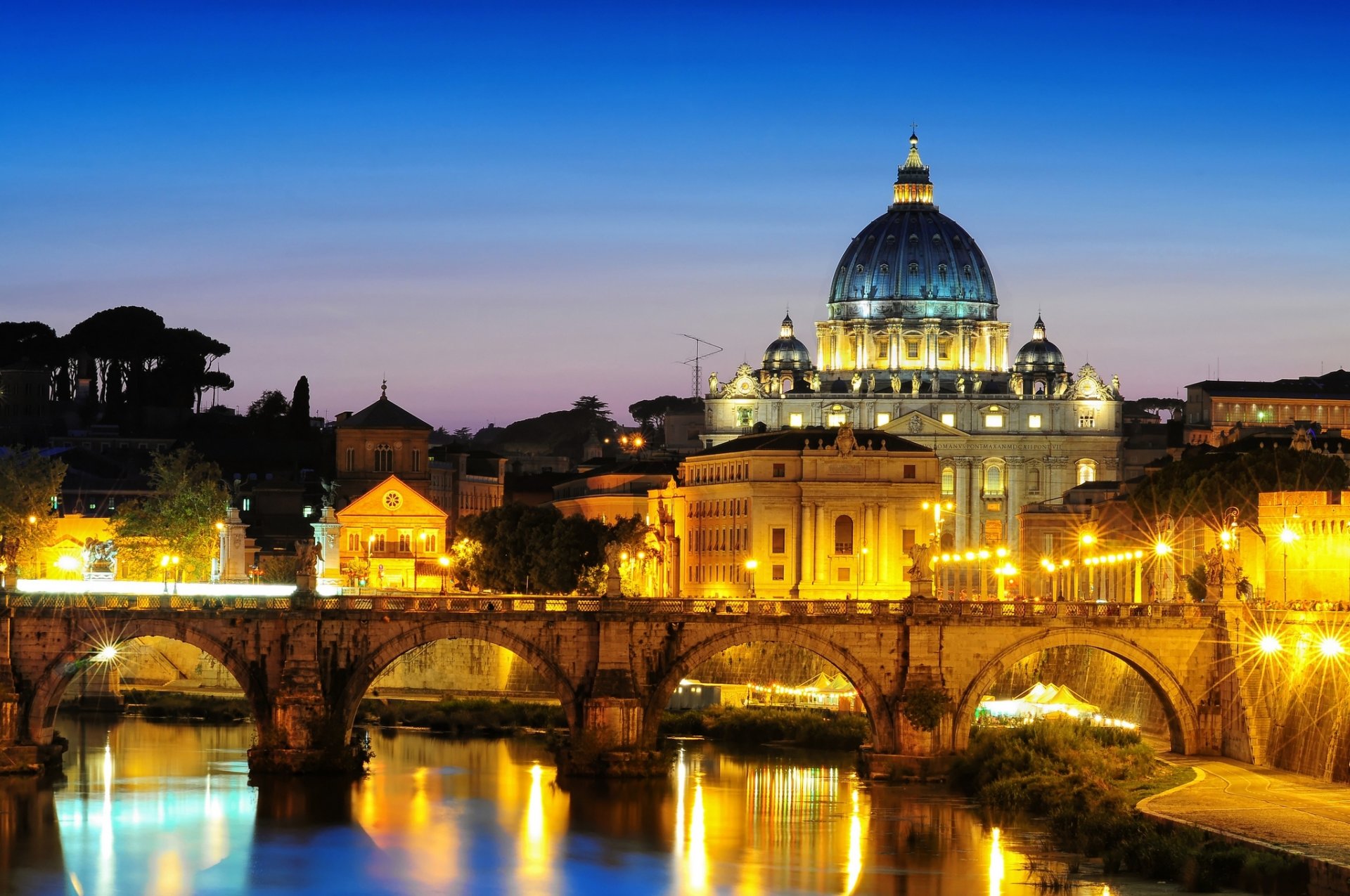 cathédrale saint-pierre pont saint-ange rome italie cathédrale saint-pierre pont saint-ange vatican soirée éclairage