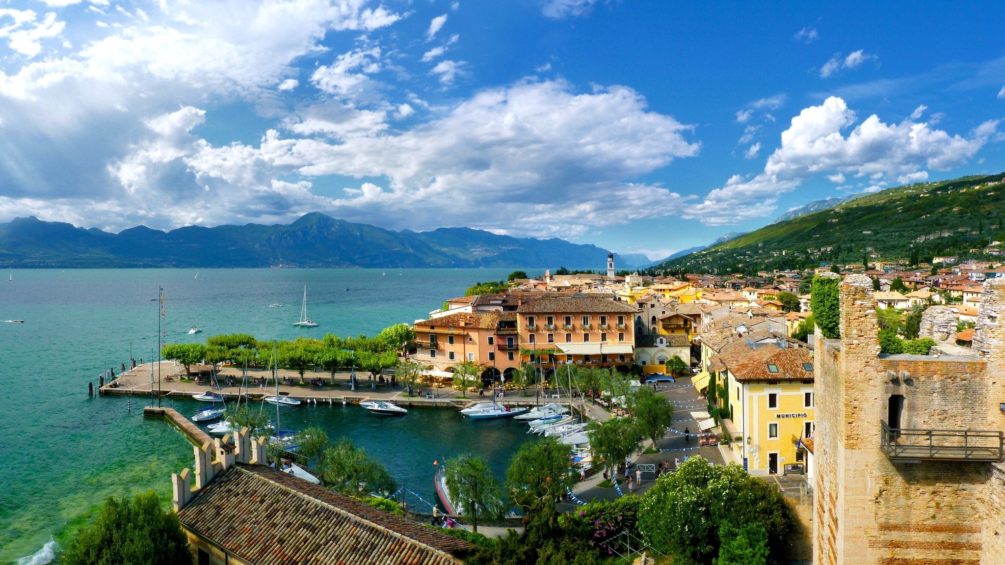 italie torri del benaco vénétie torri del benaco château nature arbres montagnes port de plaisance bateaux maisons