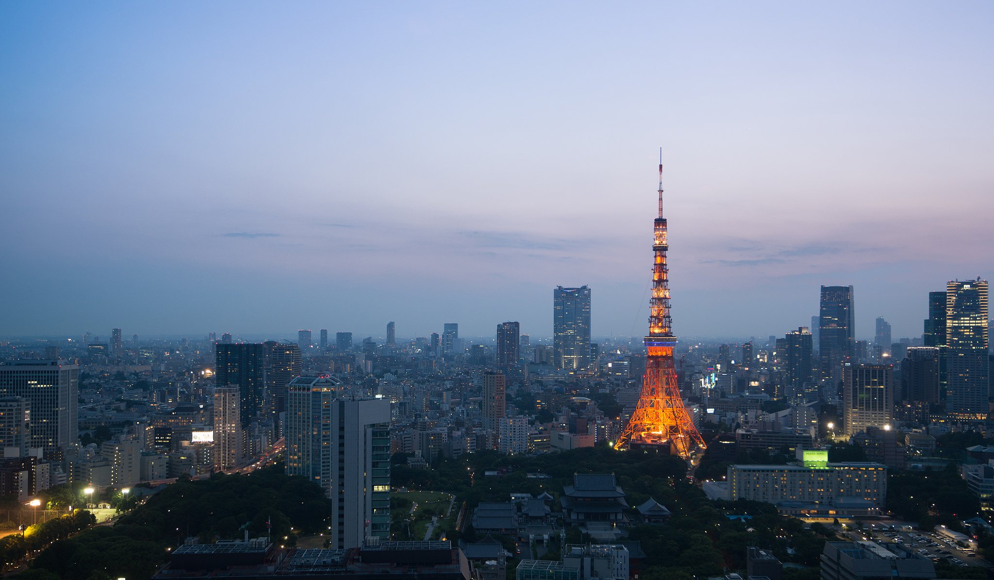 tokyo maisons soirée crépuscule lumières tour