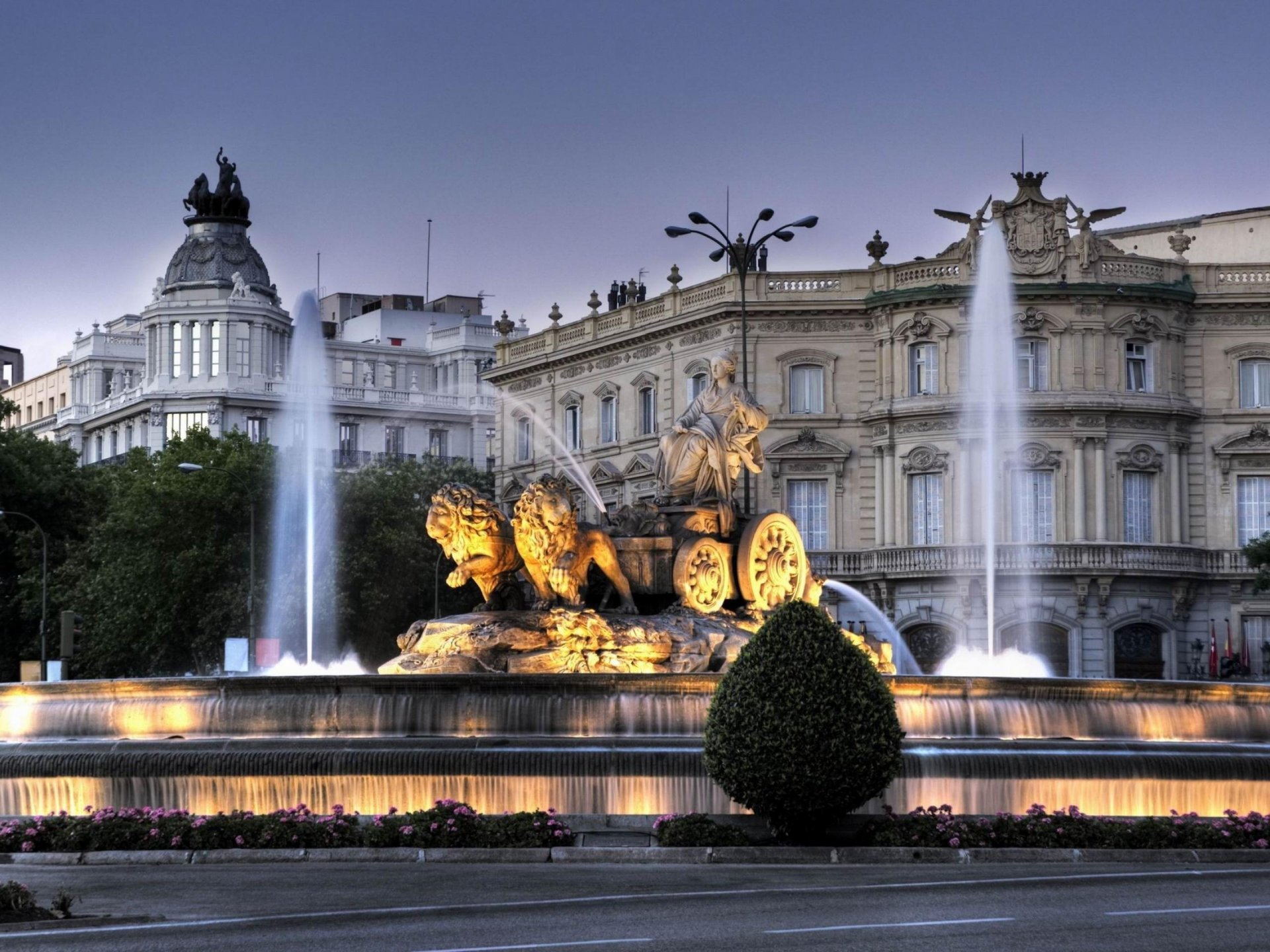 madrid españa fuente fuente de cibeles crepúsculo tarde monumento diosa de la fertilidad de la tierra cibeles carro leones palacio palacio de linares