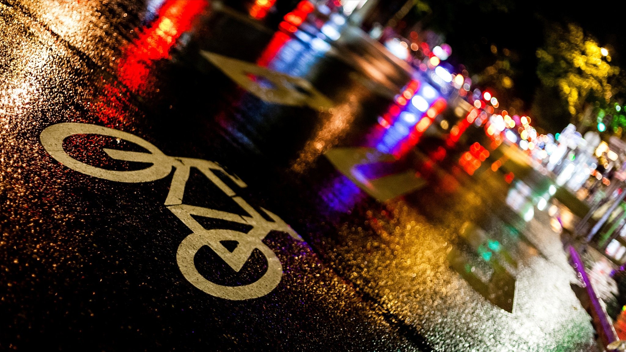 parigi île-de-france île-de-france francia città notte strada strada viale marciapiede asfalto bagnato pioggia bicicletta segno luci bokeh