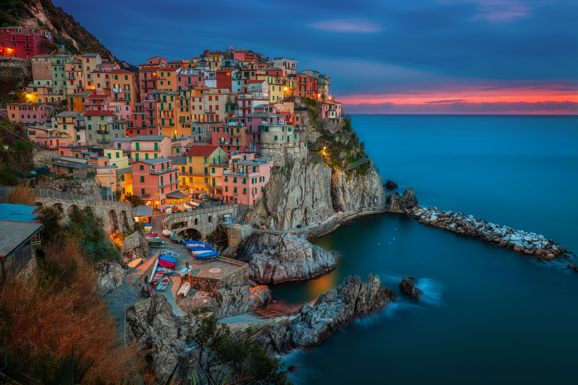 манарола италия провинция делла специя cinque terre чинкве-терре город вечер закат дома здания берег побережье лодки камни лигурийское море скалы пейзаж природа