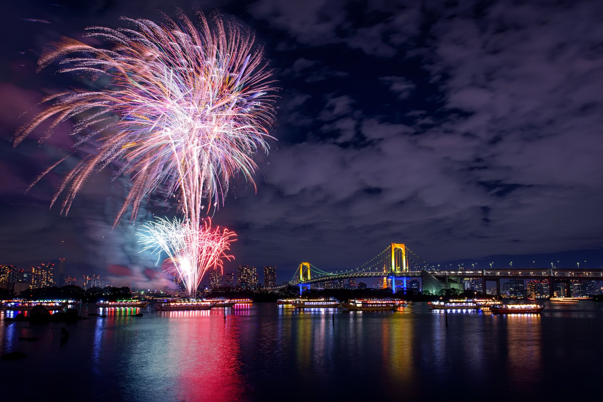 giappone tokyo capitale notte città notturna ponte fiume luci saluto fuochi d artificio vacanza