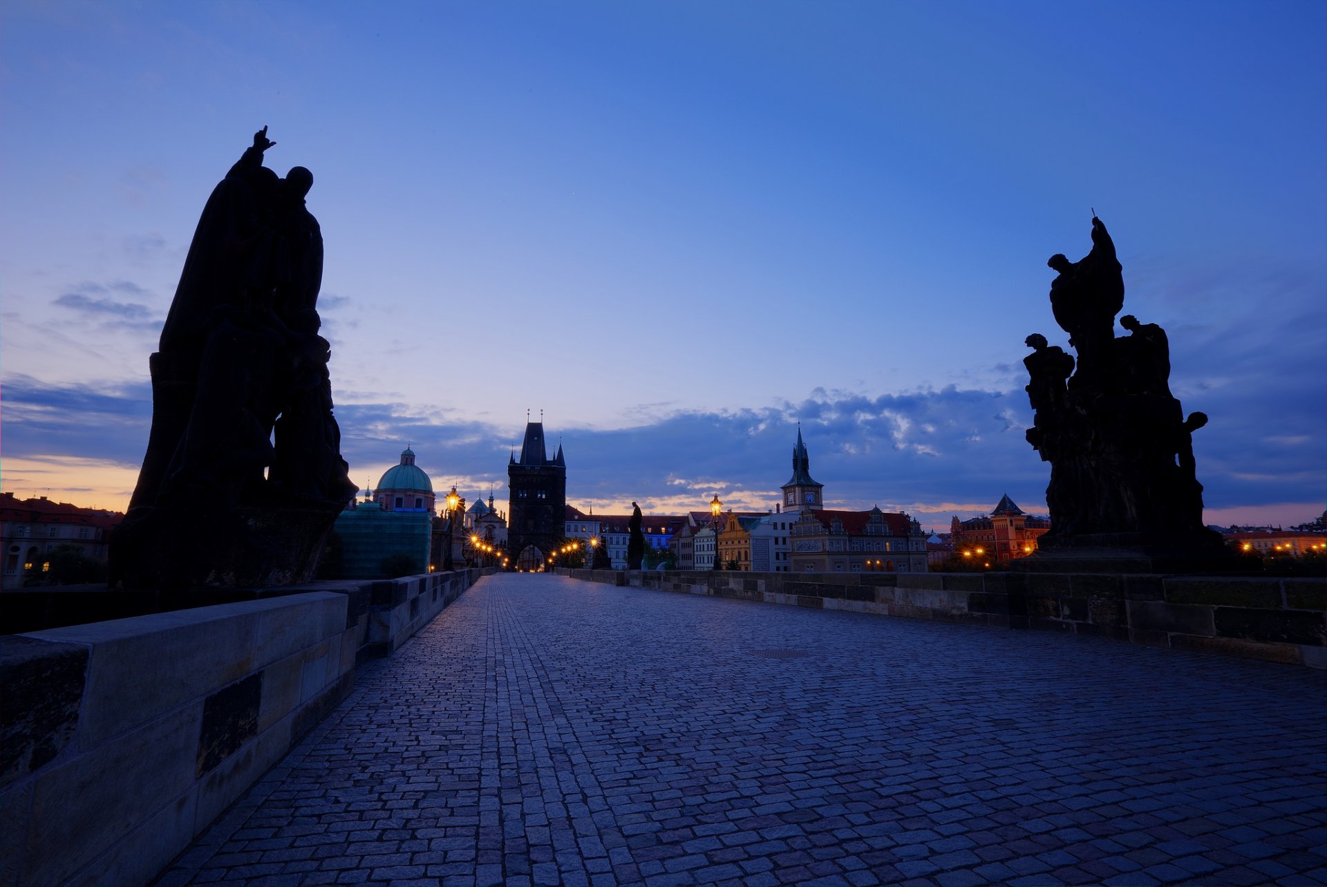 tschechische republik prag hauptstadt stadt karlsbrücke abend dämmerung sonnenuntergang himmel wolken blau architektur hintergrundbeleuchtung häuser gebäude lichter laternen