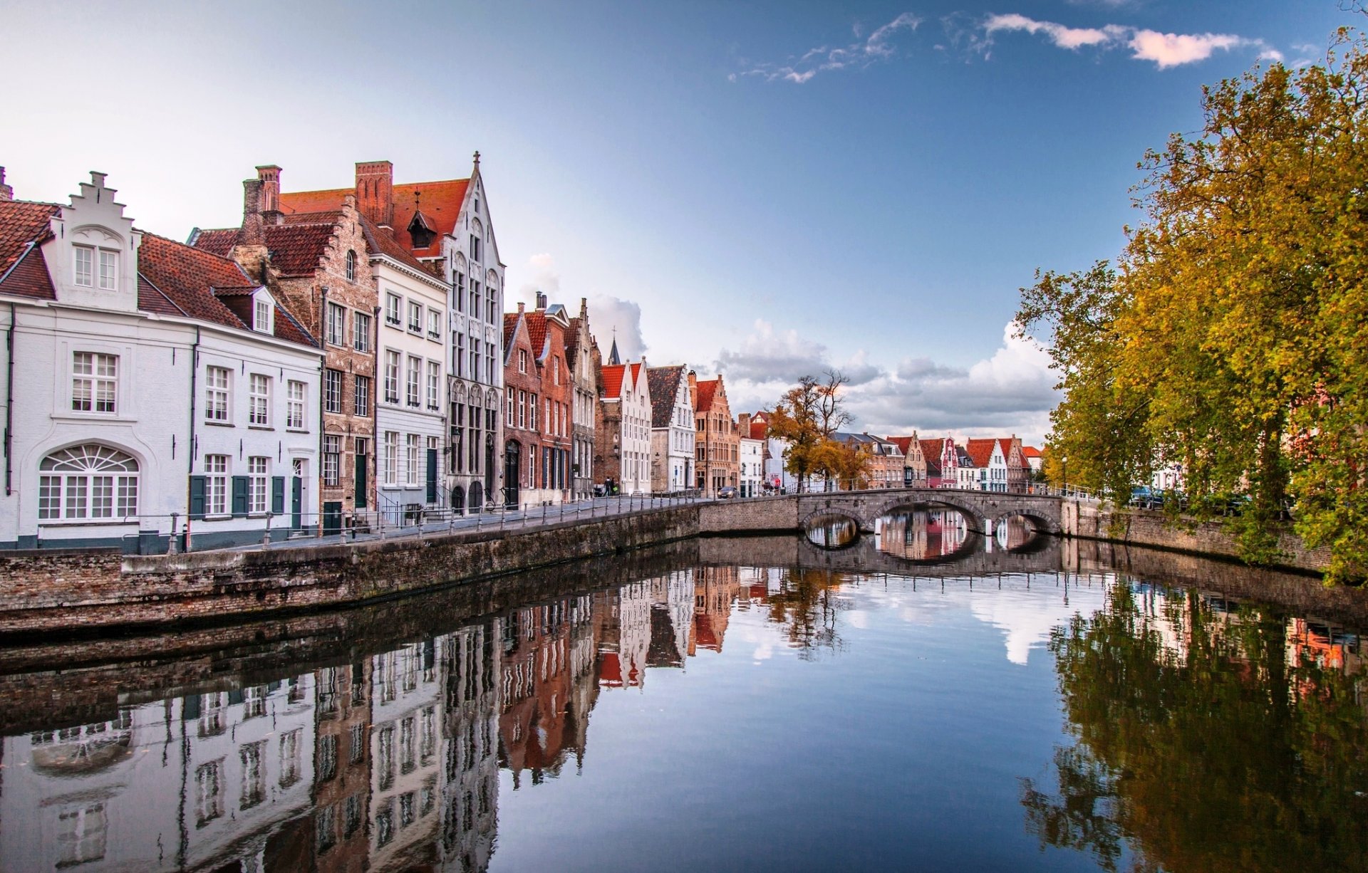 brügge belgien stadt häuser wasser brücke bäume herbst