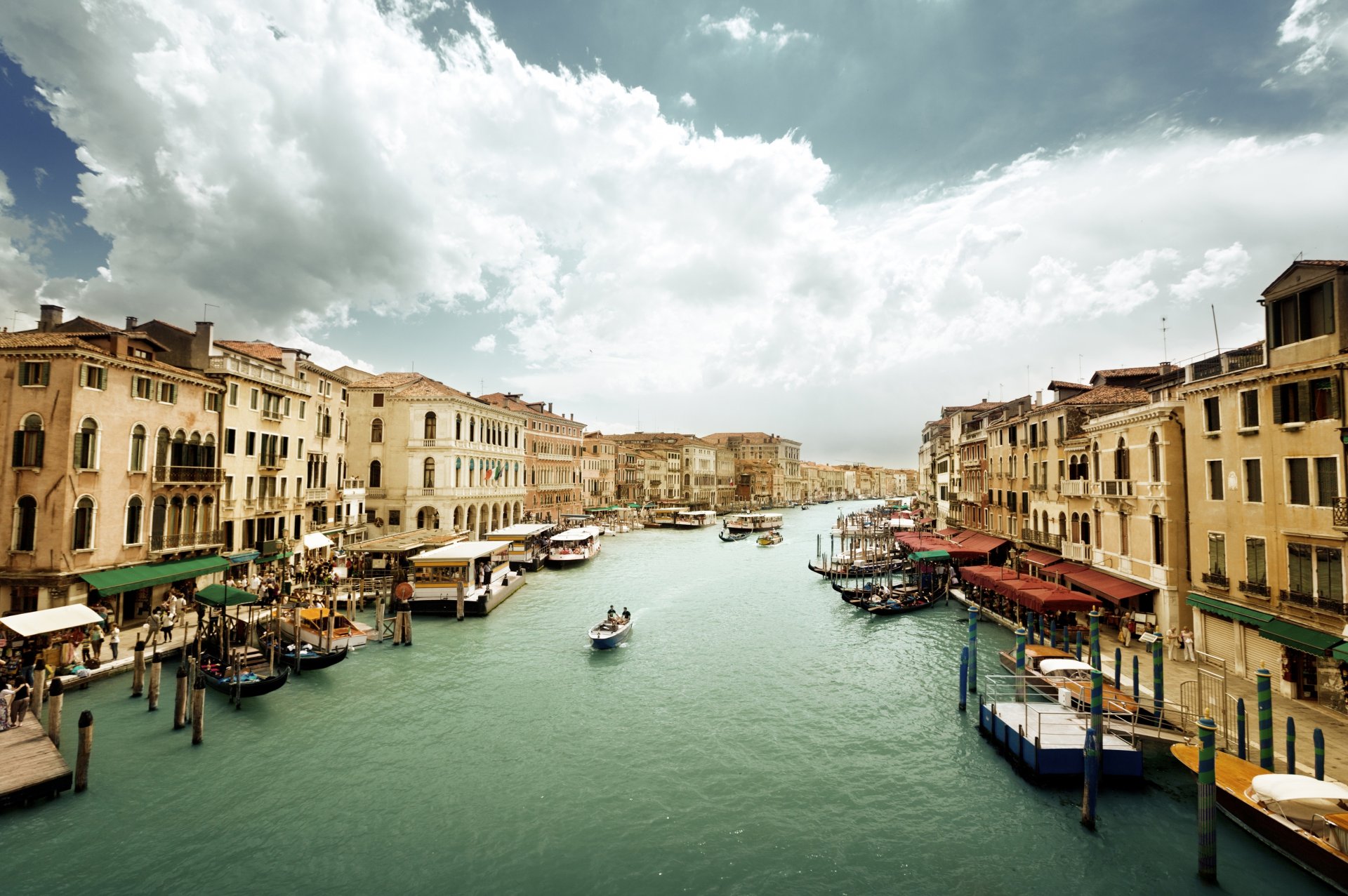 venedig italien canal grande canal grande architektur gebäude wasser gondeln boote menschen häuser himmel bewölkt