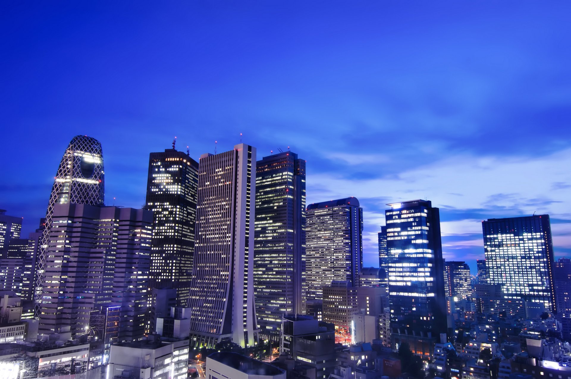 giappone tokyo capitale capitale metropoli luci illuminazione case edifici grattacieli notte blu cielo nuvole