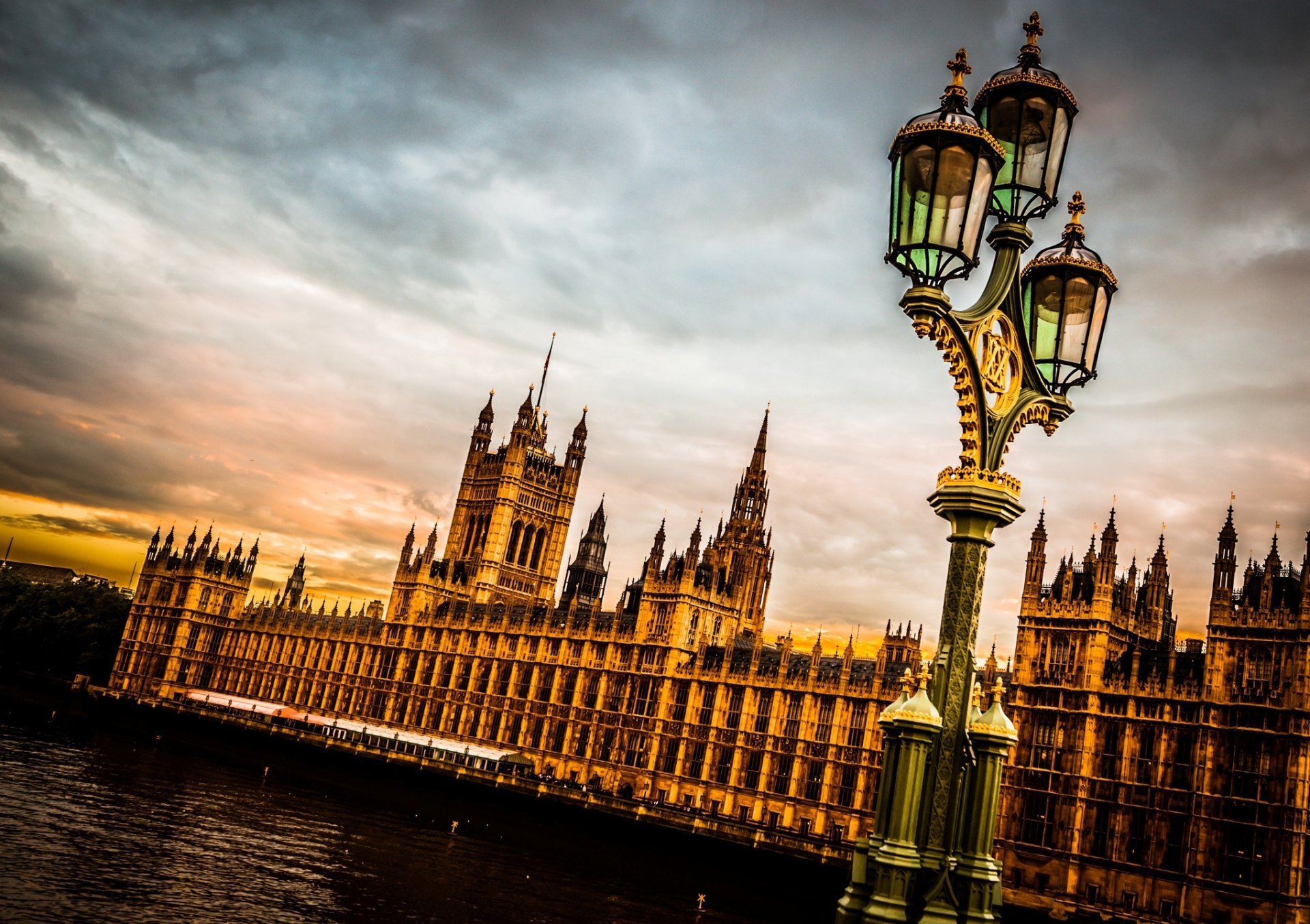 palazzo di westminster londra inghilterra regno unito lanterna fiume tamigi tamigi città cielo nuvole sera