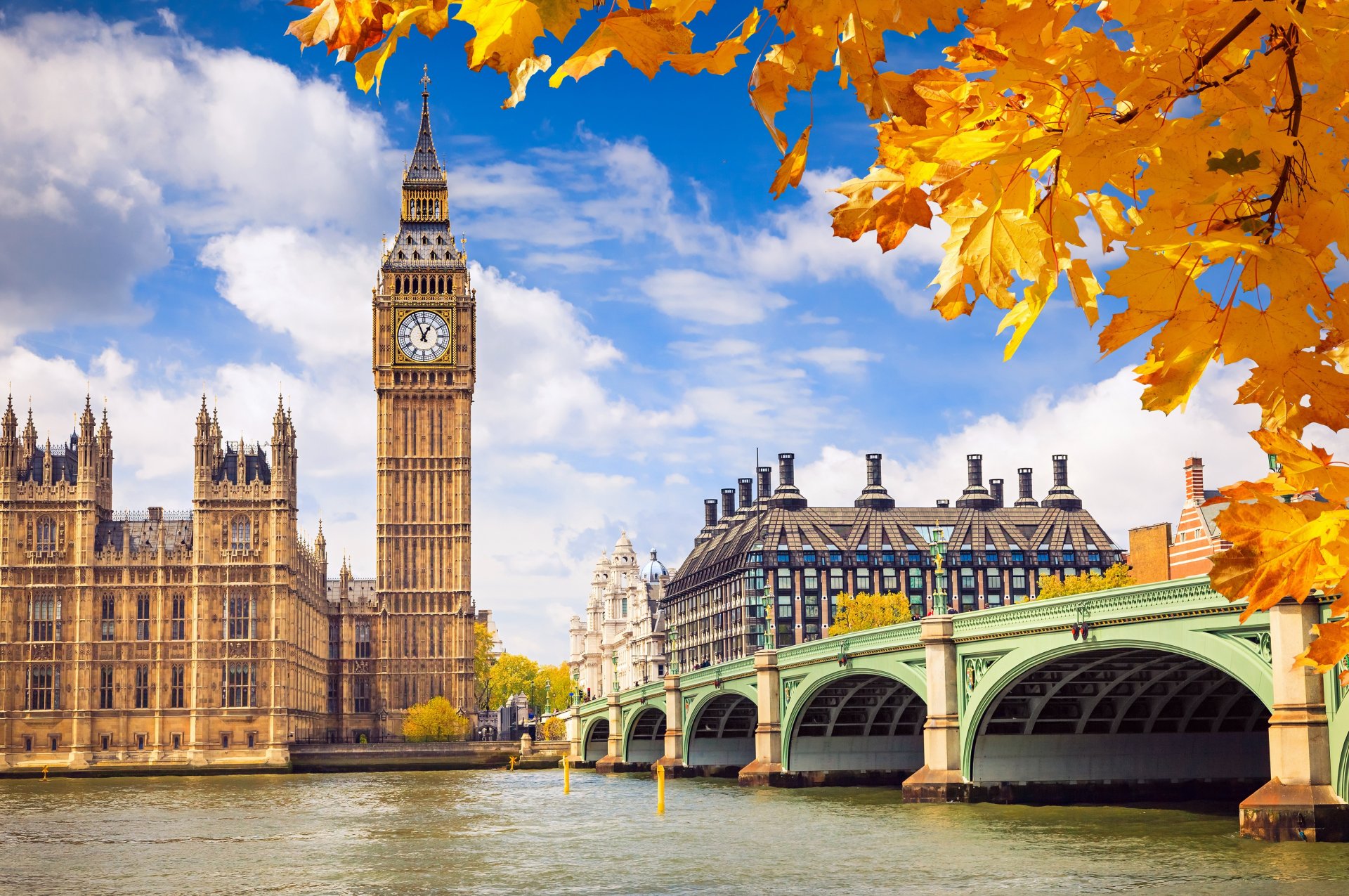 londres angleterre palais de westminster big ben royaume-uni big ben pont thames tamise rivière bâtiments architecture ciel nuages automne fond feuilles jaune