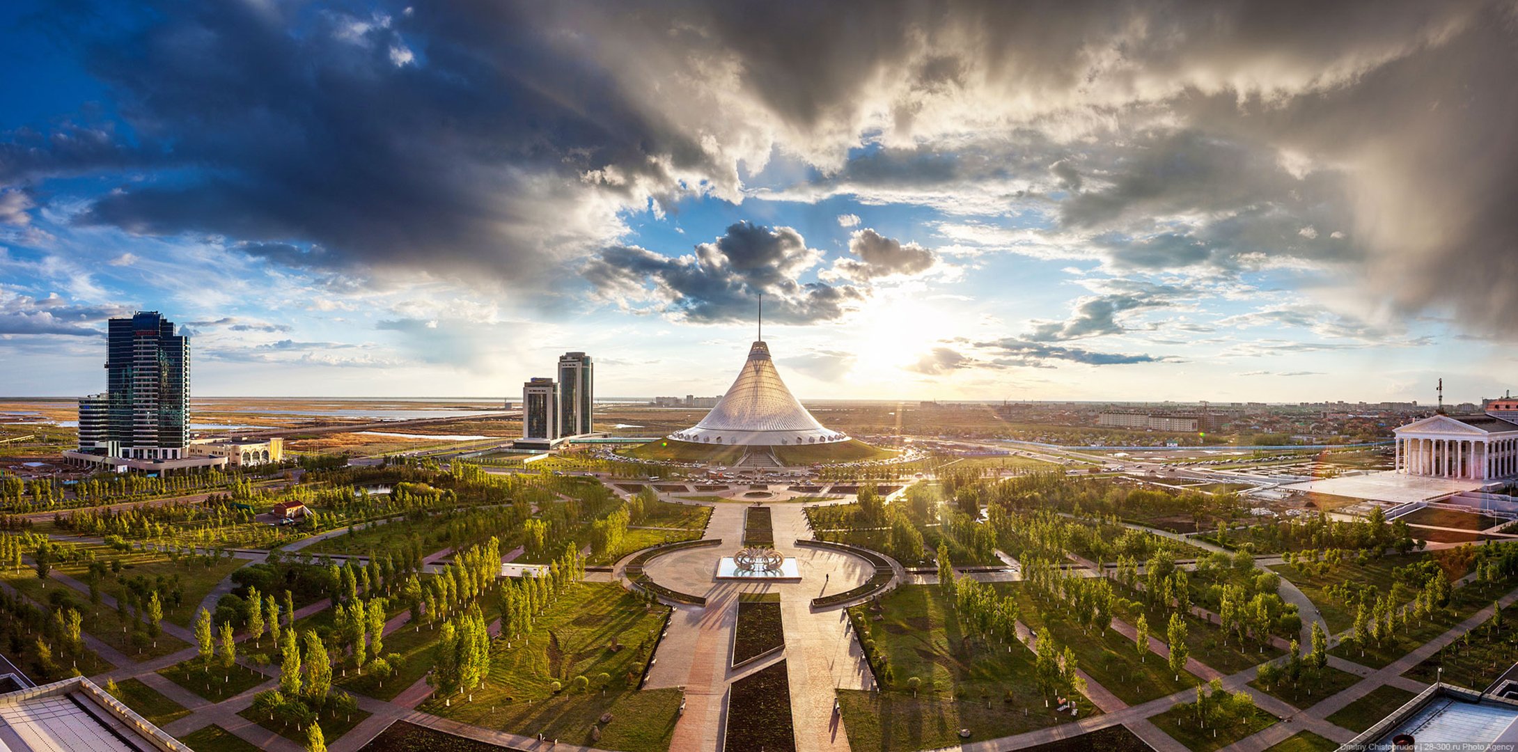 kasachstan astana khan shatyr park häuser bäume himmel wolken