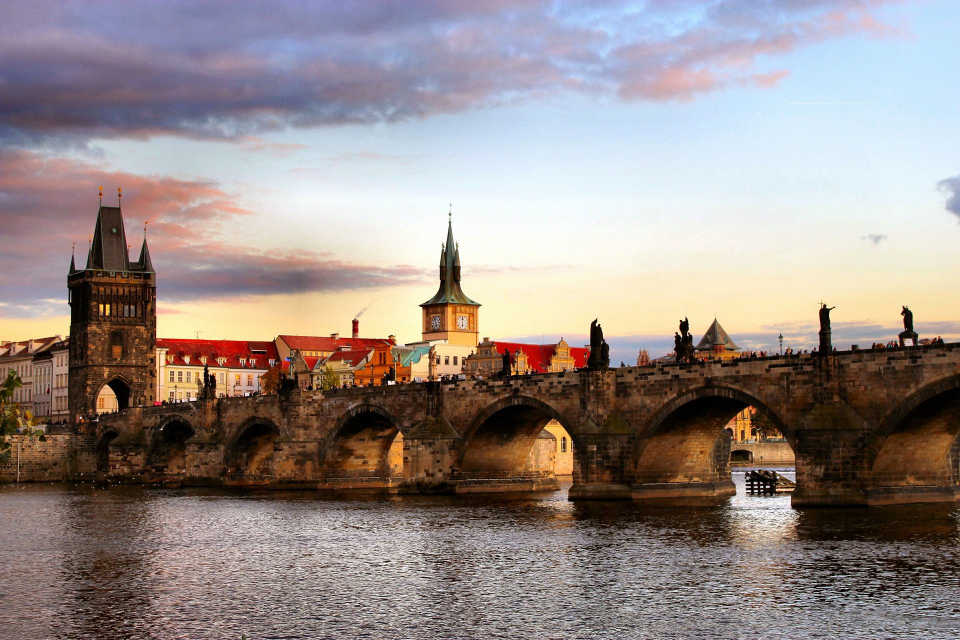 stadt tschechische republik prag schön aussicht auf brücke turm und karlsbrücke mittelalterlich brücke über fluss moldau