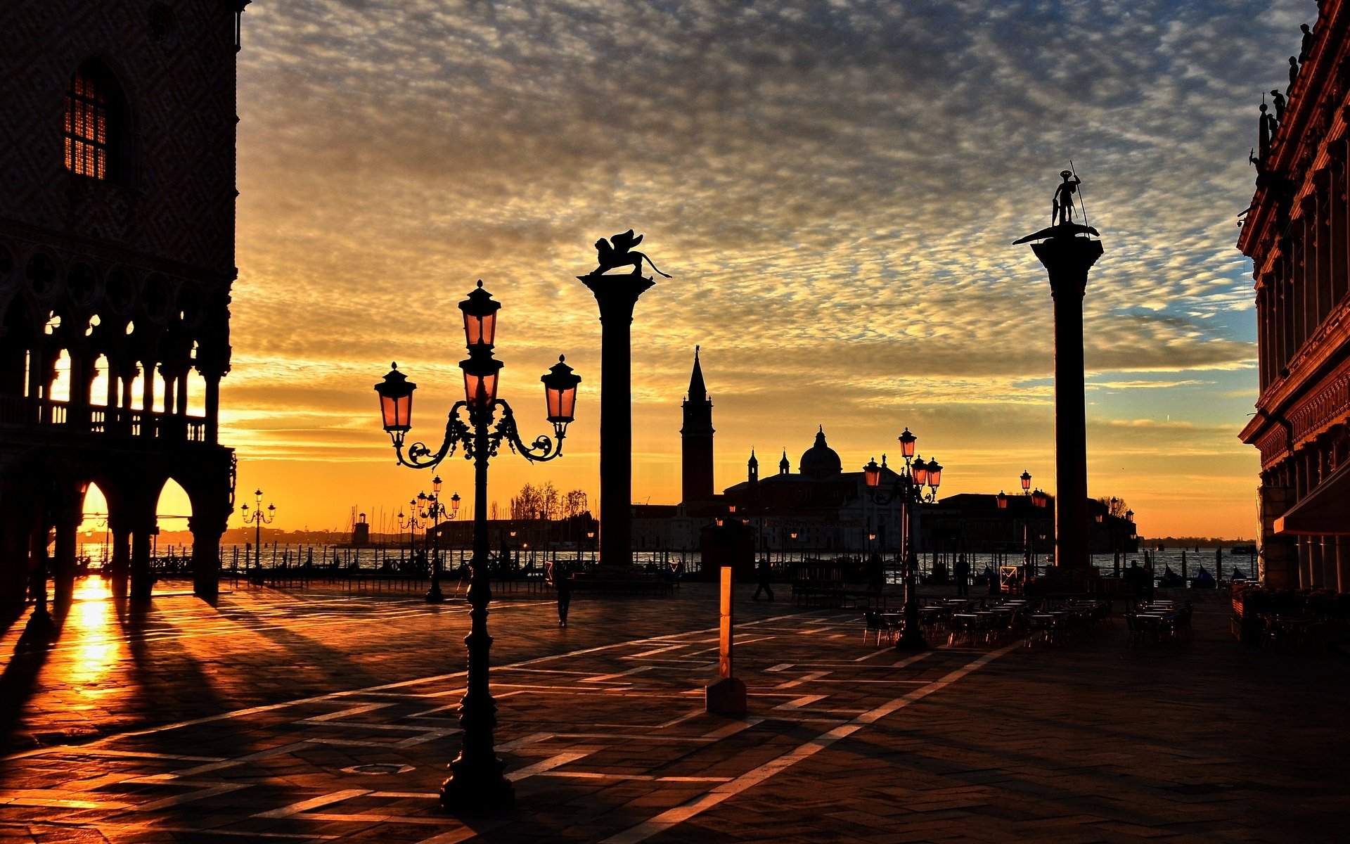 Набережная Венеции на фоне заката - обои на рабочий стол
