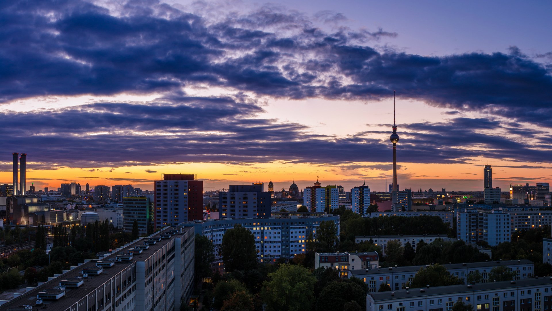 niemcy berlin miasto stolica panorama domy budynki wieża telewizyjna wieczór pomarańczowy zachód słońca liliowy niebo chmury