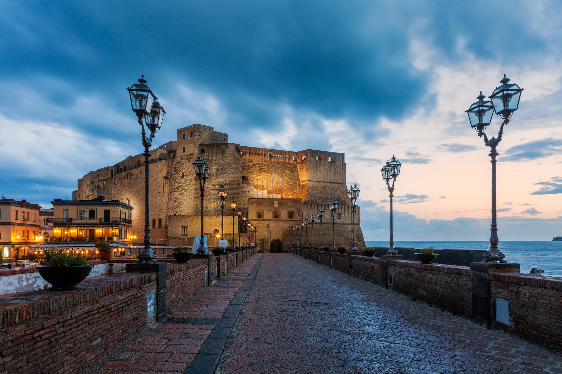 napoli italia italien neapel castel del ovo castel del ovo schloss festung mittelmeer tyrrhenisch meer brücke lichter abend stadt lichter