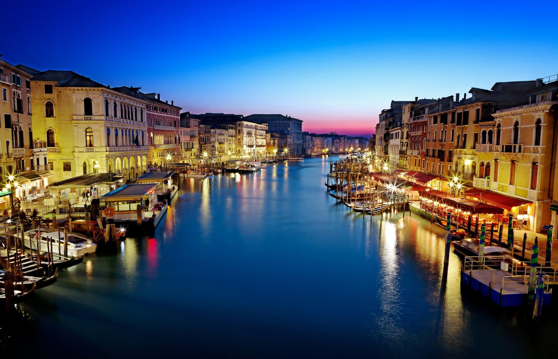 venedig italien canal grande canal grande stadt abend sonnenuntergang häuser gebäude gondeln boote meer wasser reflexion beleuchtung