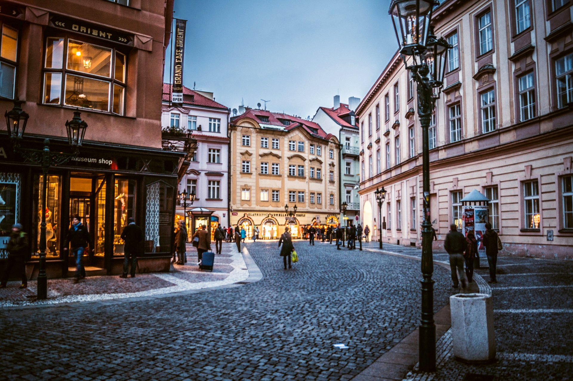 prag tschechisch česká republika staré město tschechische republik tschechische republik stadt alter ort abend häuser gebäude menschen geschäfte laternen pflastersteine