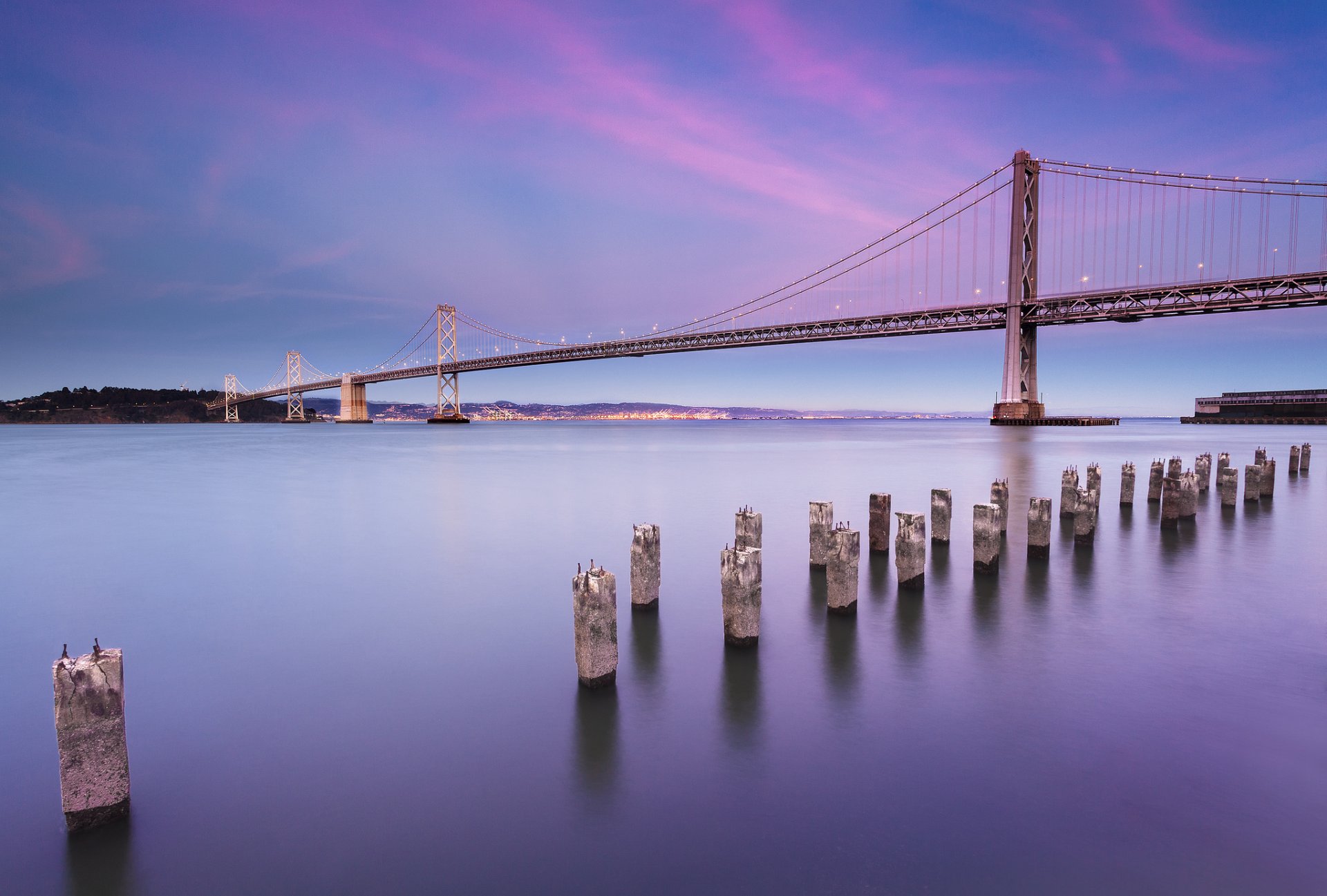 сша калифорния сан-франциско город bay bridge мост фонари освещение пролив берег вечер сиреневое небо облака пейзаж