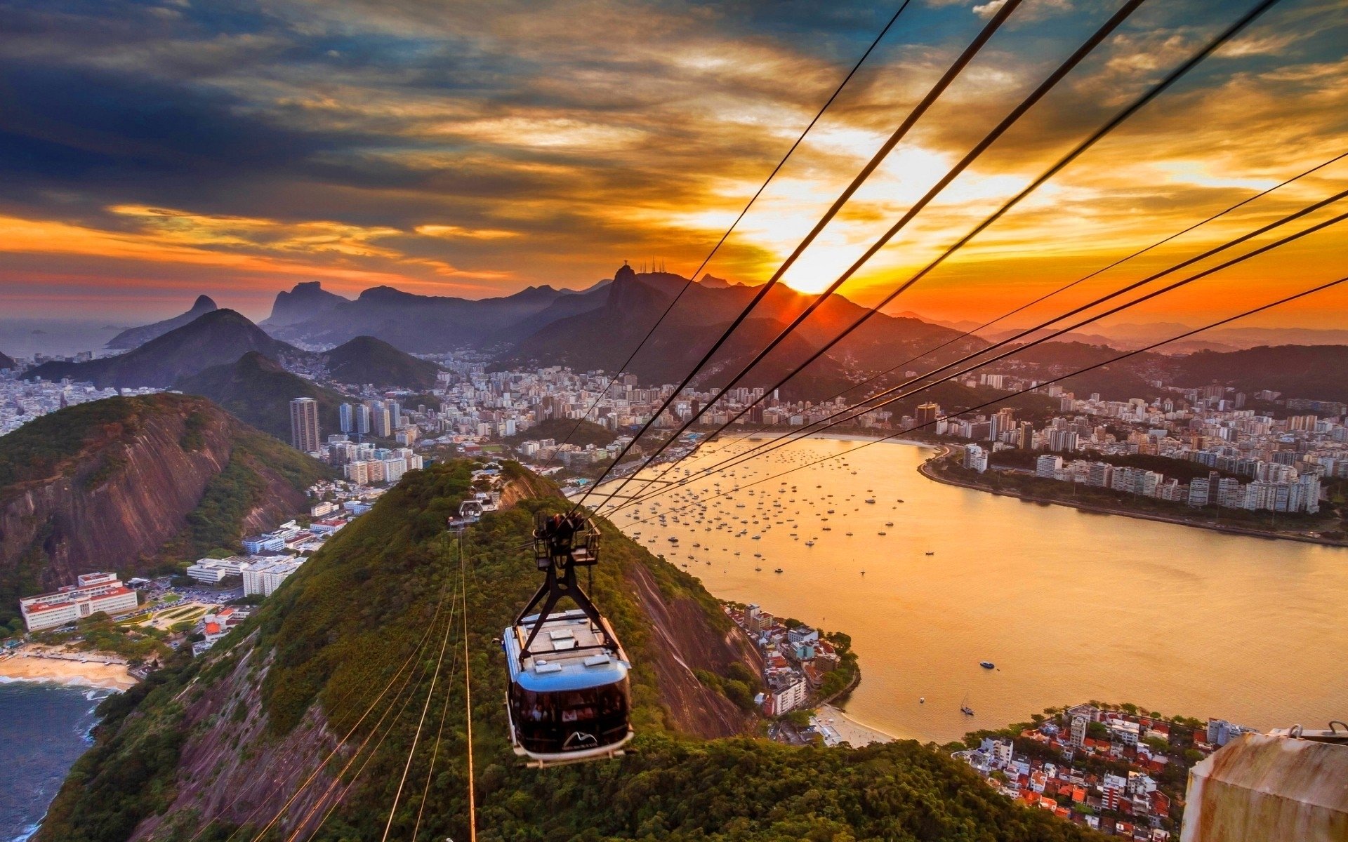 rio de janeiro miasto zachód słońca kolejka linowa ocean góry domy zatoka jachty