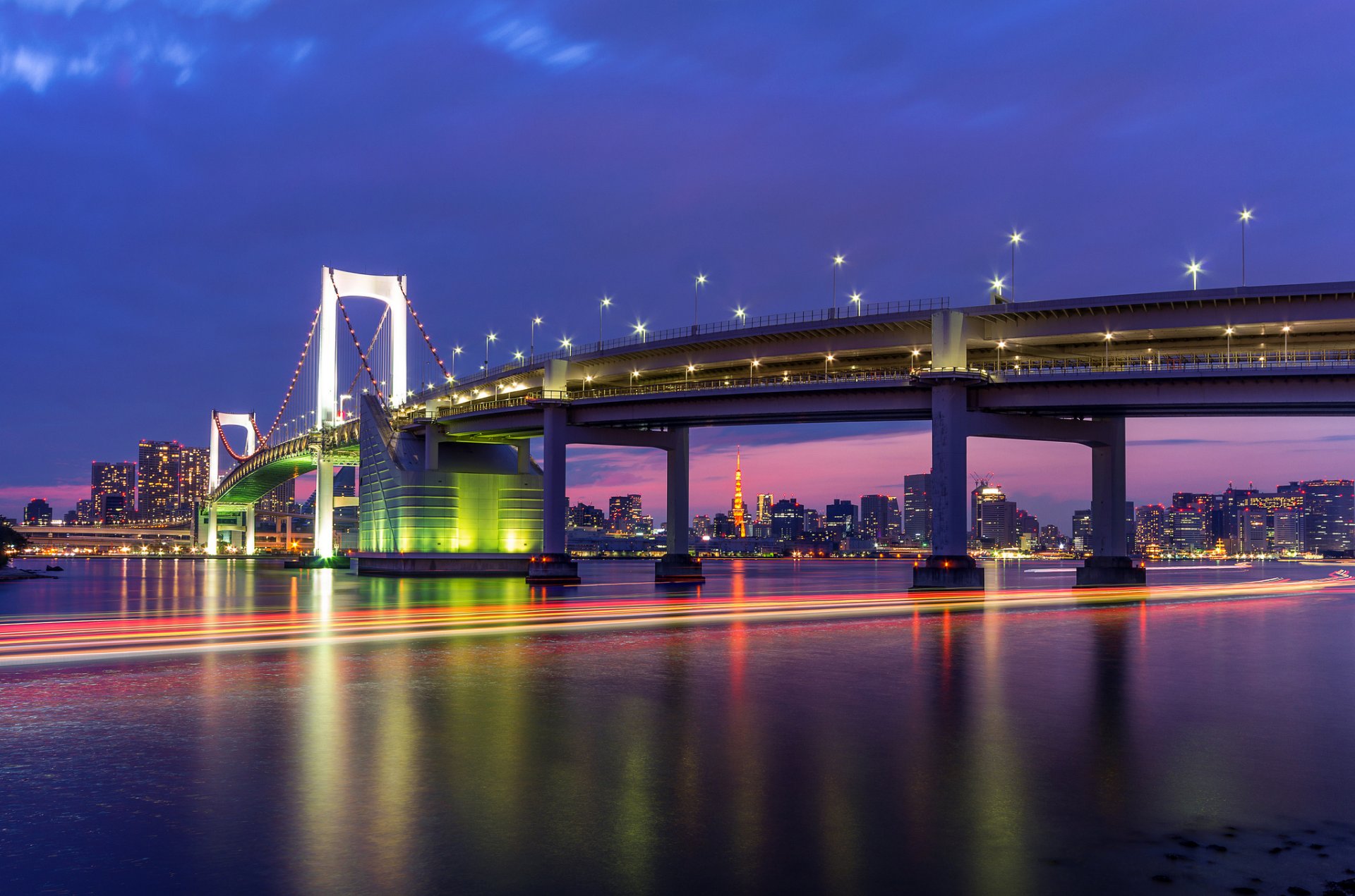 japonia tokio kapitał stolica metropolia most światła oświetlenie latarnie ekspozycja zatoka domy budynki noc niebieski liliowy niebo